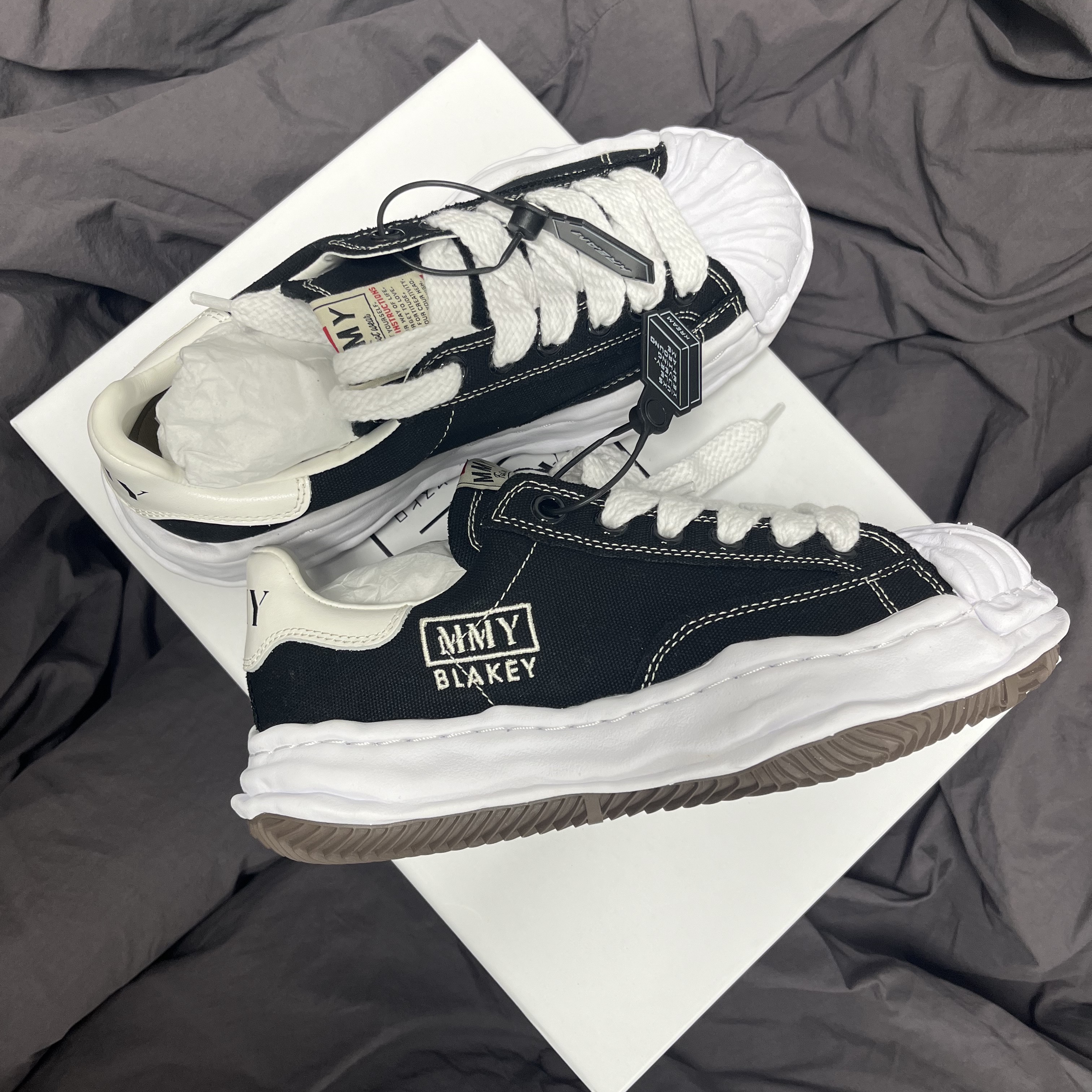 Maison Mihara Yasuhiro Blakey OG Sole Canvas Low-top Sneakers Black White 착용 스타일