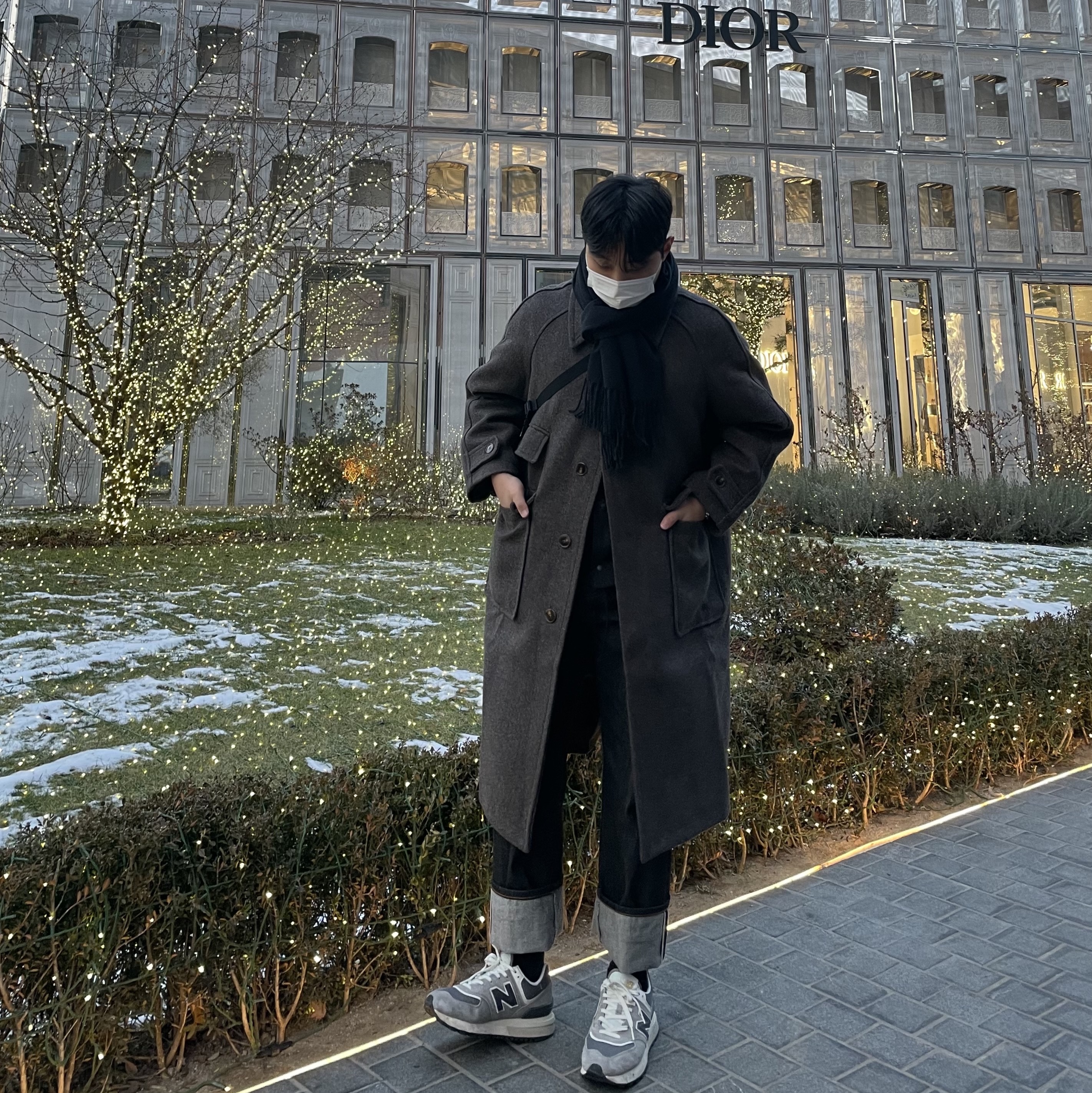 Arc'teryx Mantis 2 Waistpack Black, New Balance 574 Legacy Grey 착용 스타일