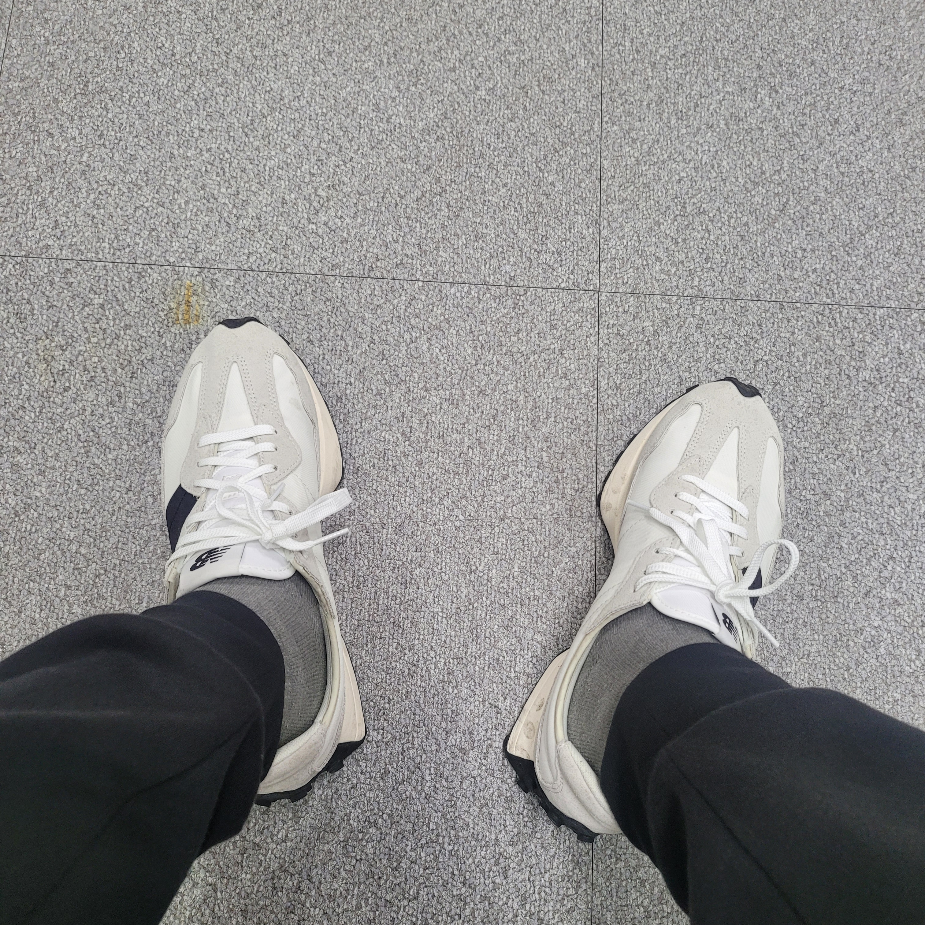 New Balance 327 White Black 착용 스타일 - 2