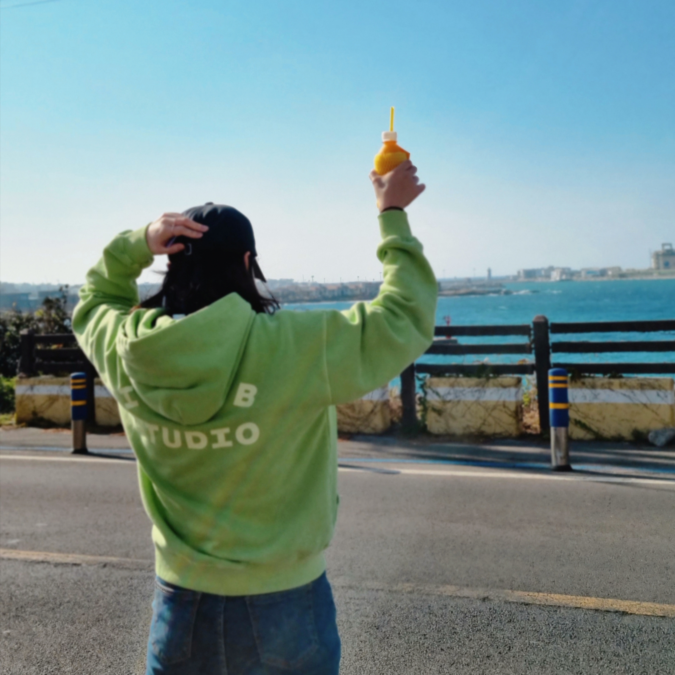IAB Studio Pigment Hoodie & Sack Apple Green 착용 스타일