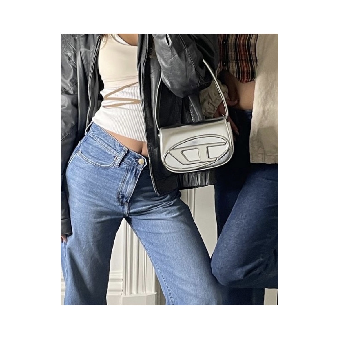 Diesel 1DR Shoulder Bag in Nappa Leather Black, Diesel 1DR Shoulder Bag in Mirrored Leather Silver 착용 스타일 - 2