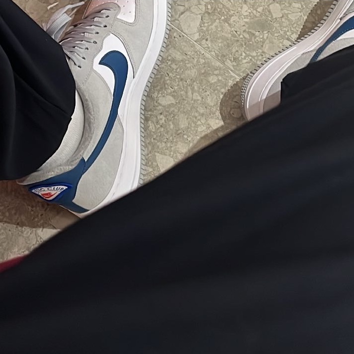 Nike Air Force 1 '07 LV8 Athletic Club Light Smoke Grey Marina 착용 스타일