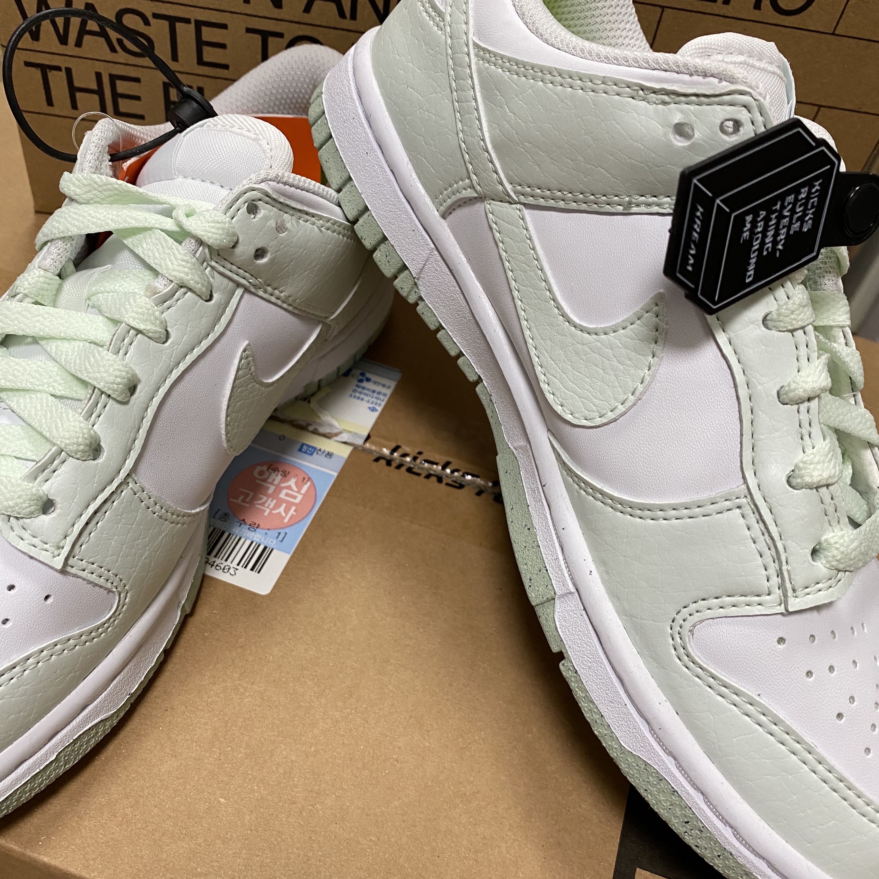 (W) Nike Dunk Low Next Nature Barely Green and White 착용 스타일 - 1
