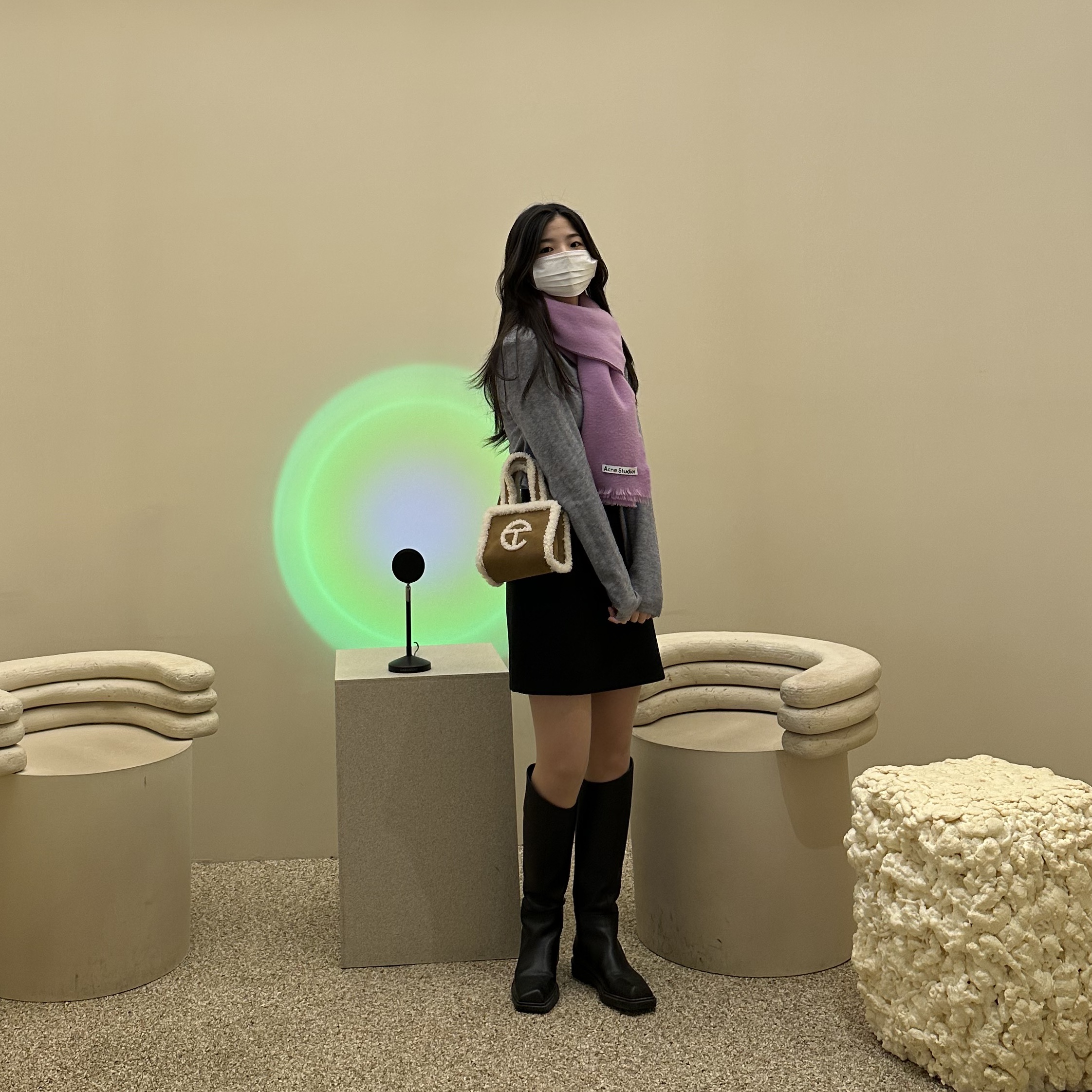 Acne Studios Soft Wool Muffler Lilac Purple, Telfar x UGG Small Shopping Bag Chestnut 착용 스타일
