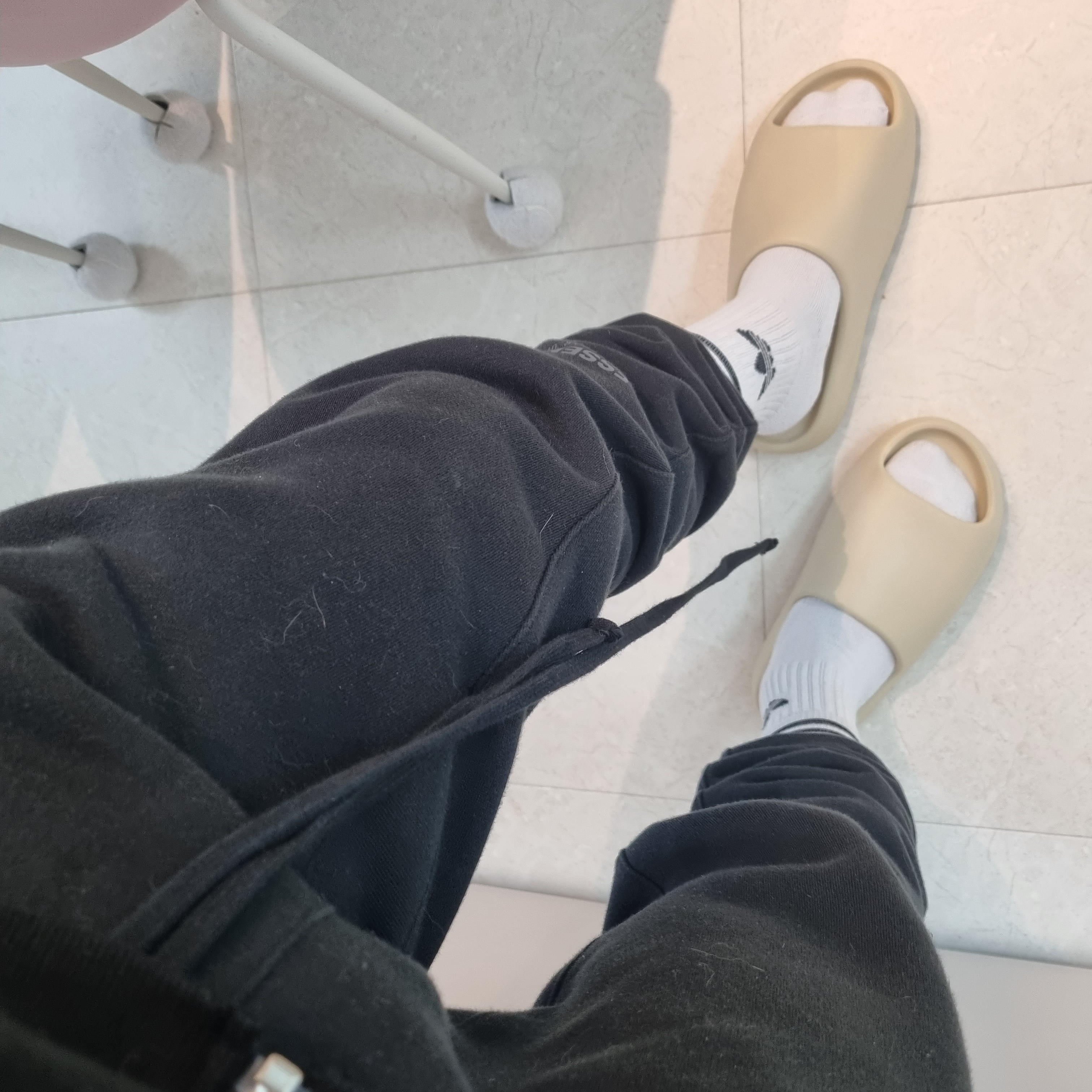 Adidas Yeezy Slide Bone 2022/2023, Essentials The Core Collection Sweatpants Black 착용 스타일