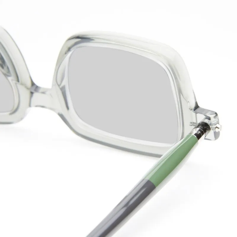 Kuboraum P2 Transparent Grey Grey Tint Lens 착용 스타일 - 2