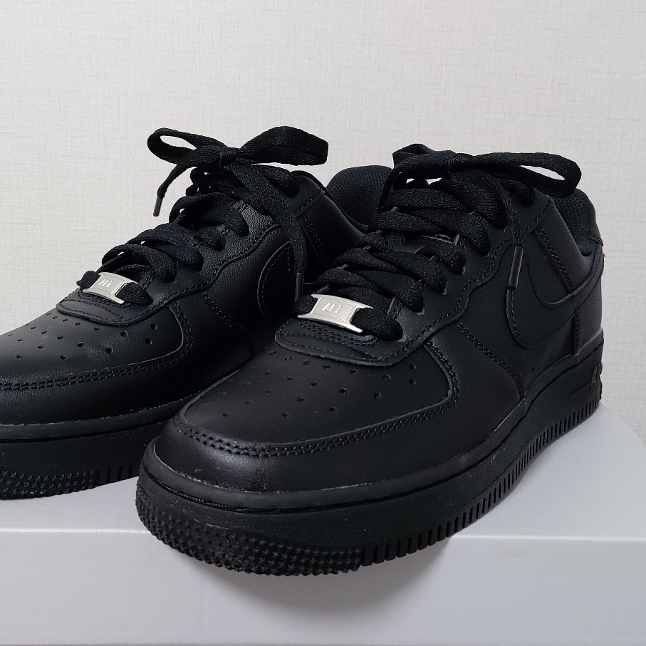 Nike Air Force 1 '07 Low Triple Black 착용 스타일 - 5