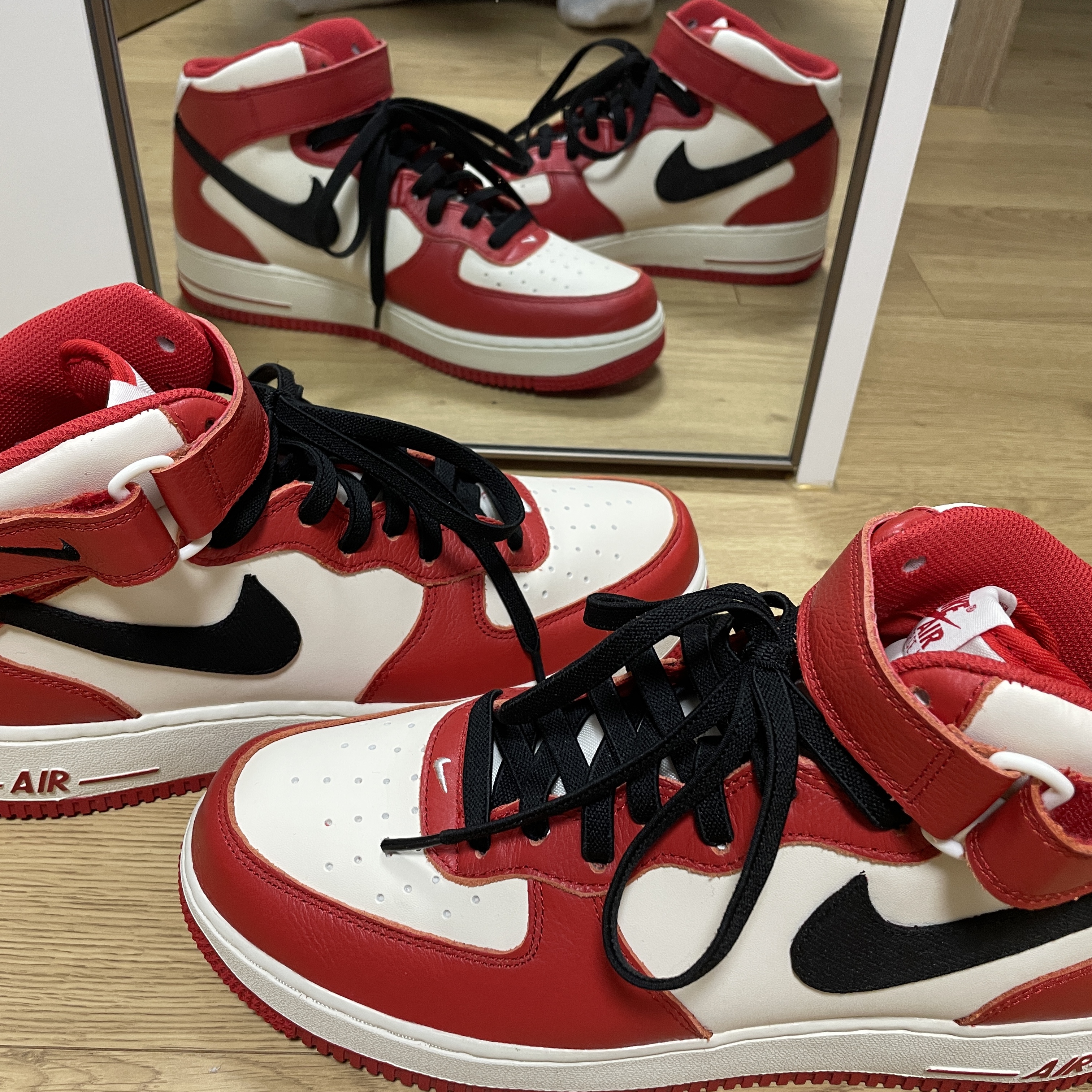 Nike Air Force 1 Mid '07 LX University Red and Pale Ivory, Jordan 1 Retro High OG Chicago 2022 착용 스타일 - 1