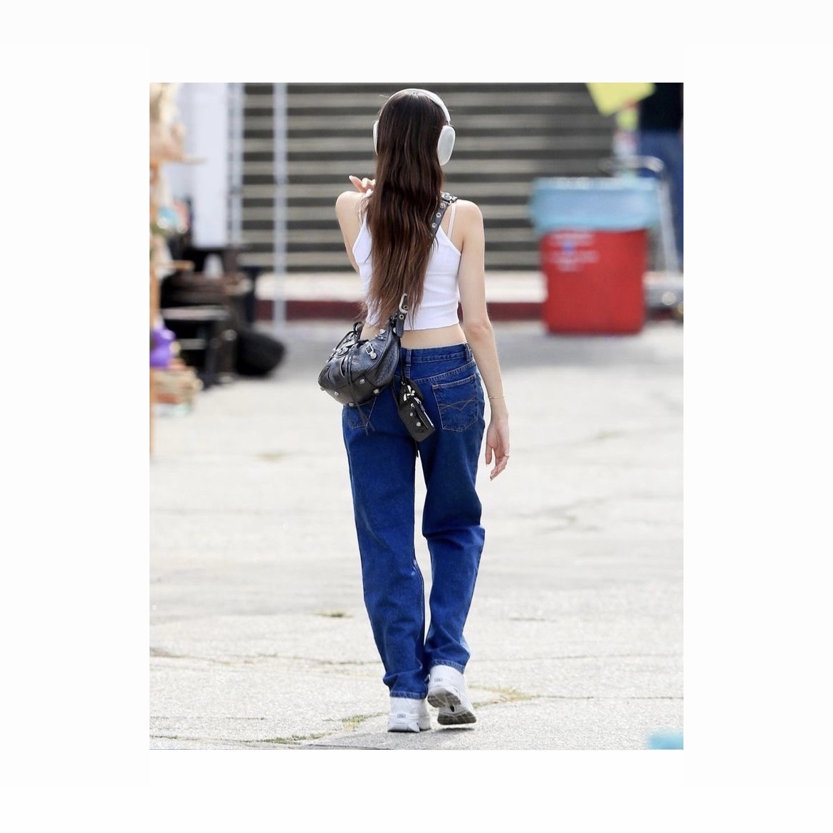 Balenciaga Arena Lambskin Le Cagole XS Shoulder Bag Black, Apple AirPods Max Lightning Silver (Korean Ver.) 착용 스타일 - 1