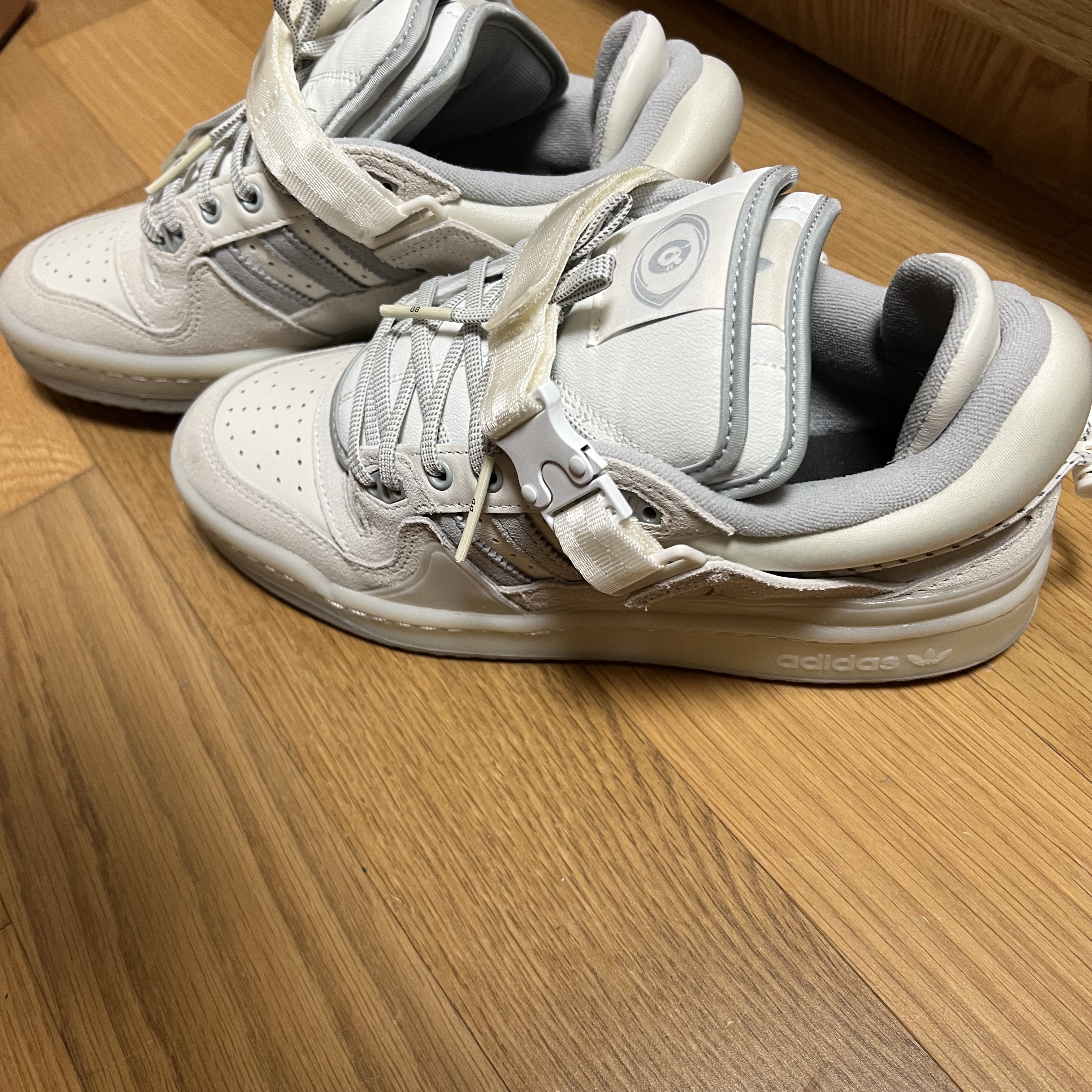 Adidas x Bad Bunny Forum Low Cloud White Clear Onix 착용 스타일