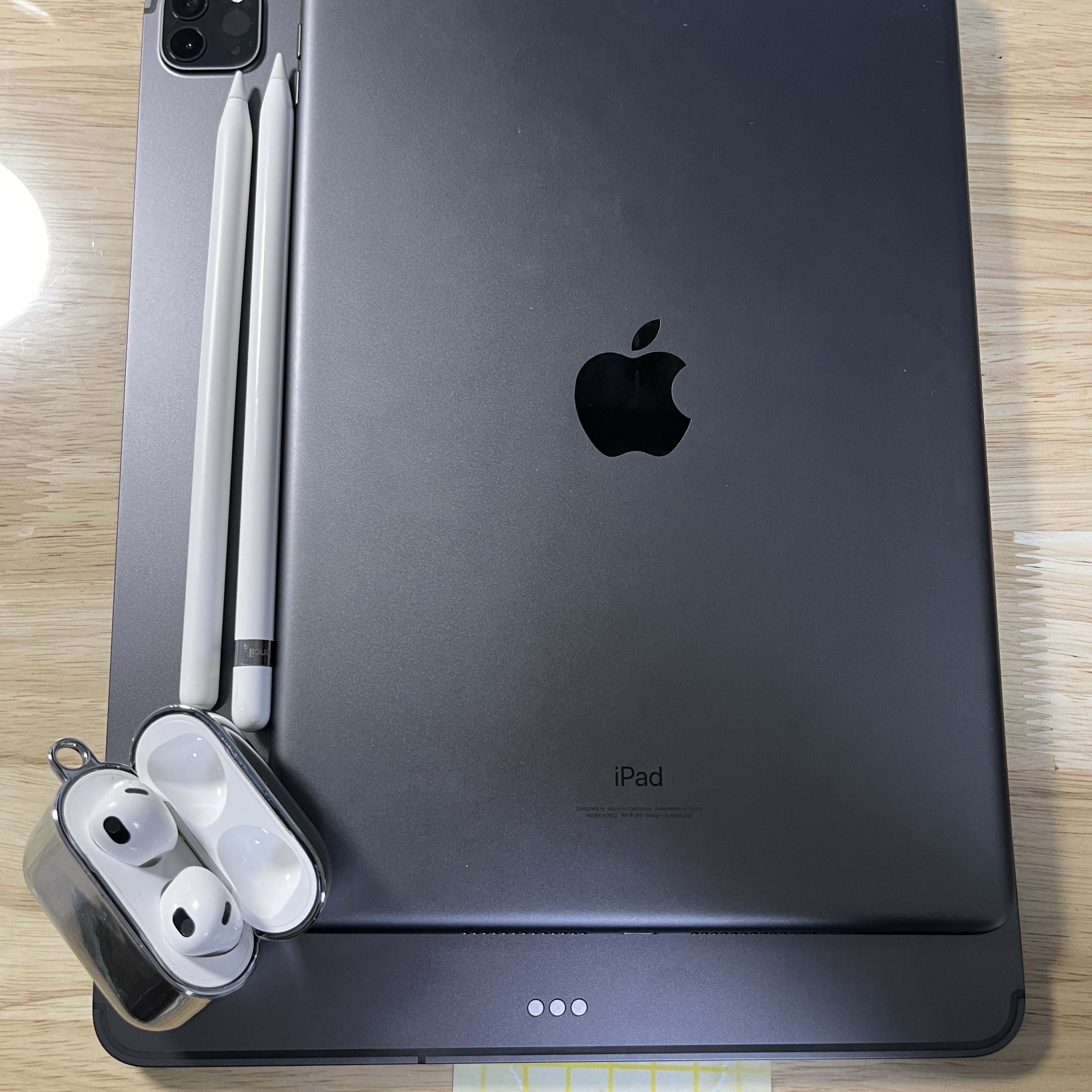 Apple iPad Pro 5th Gen 12.9-inch Cellular 256GB Space Gray (Korean Ver.), Apple iPad 9th Gen Wifi 64GB Space Gray (Korean Ver.) 착용 스타일