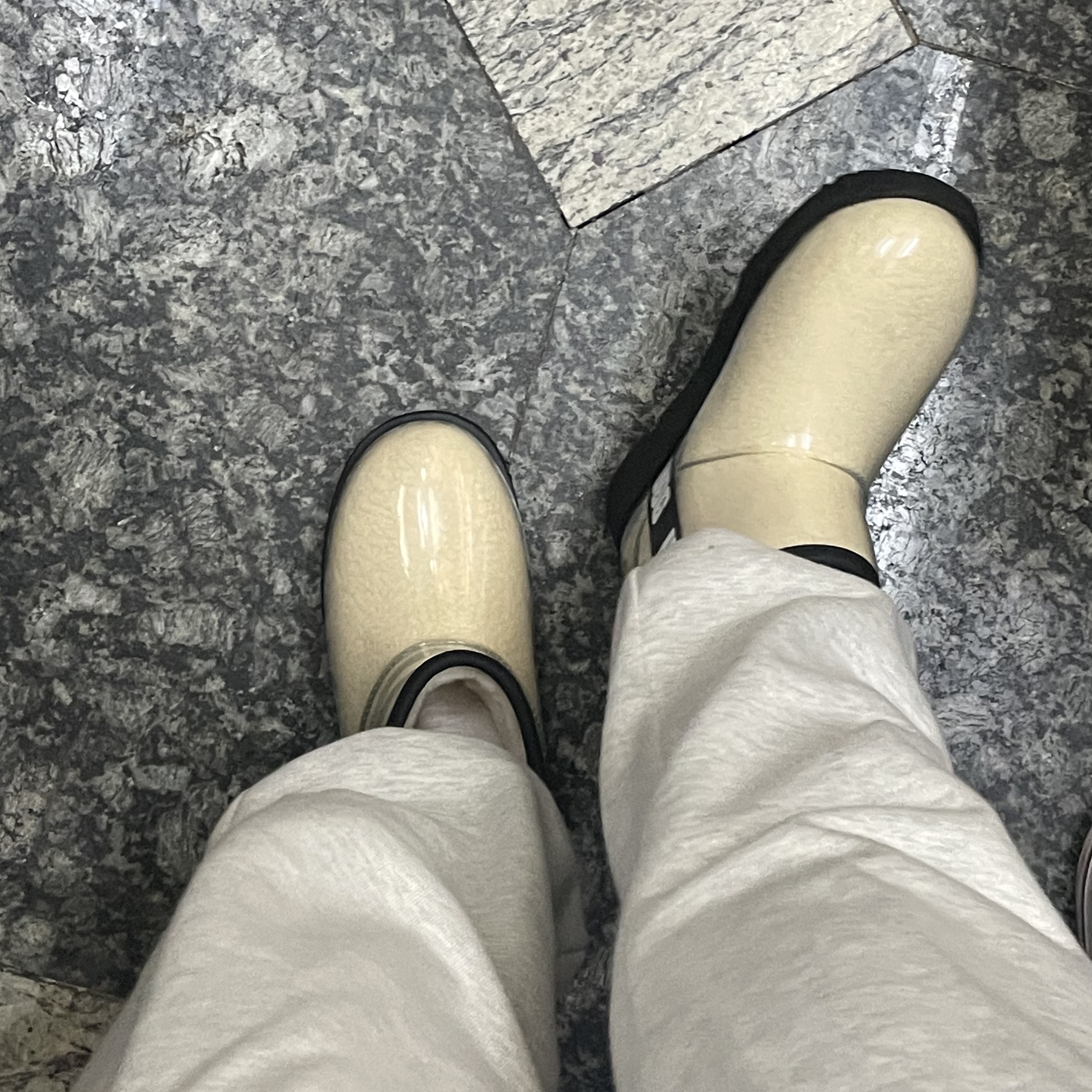 (Kids) UGG Classic Clear Mini II Natural Black 착용 스타일