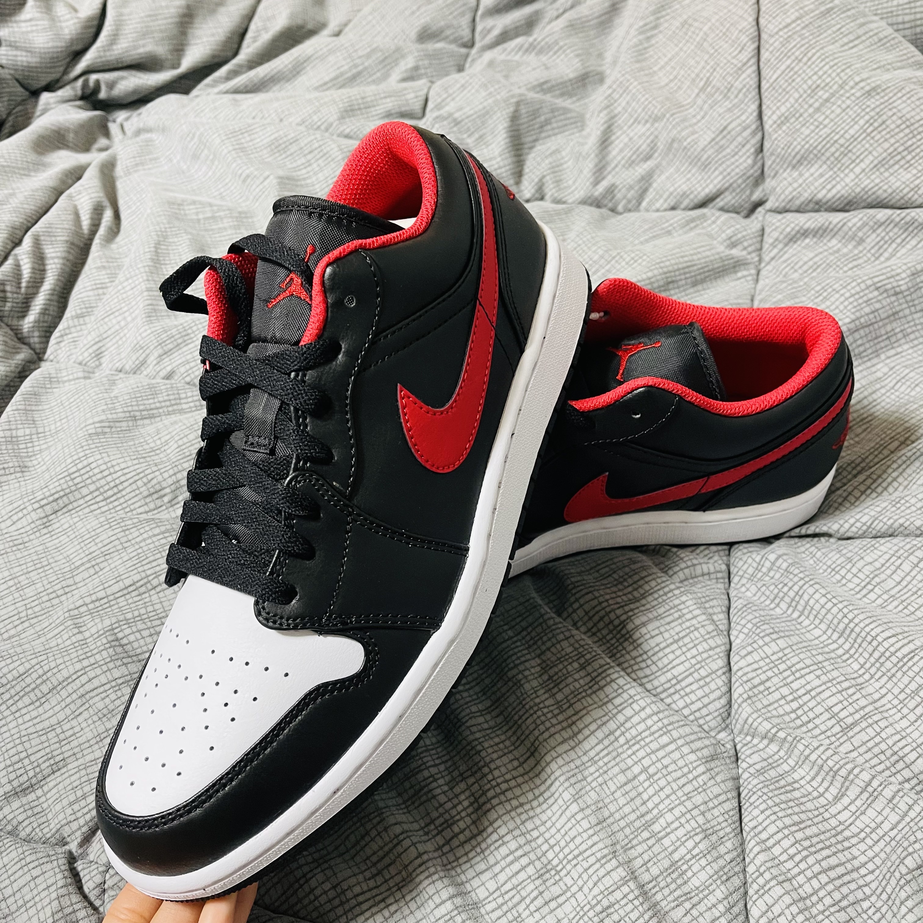 Jordan 1 Low Black Fire Red 착용 스타일 - 4