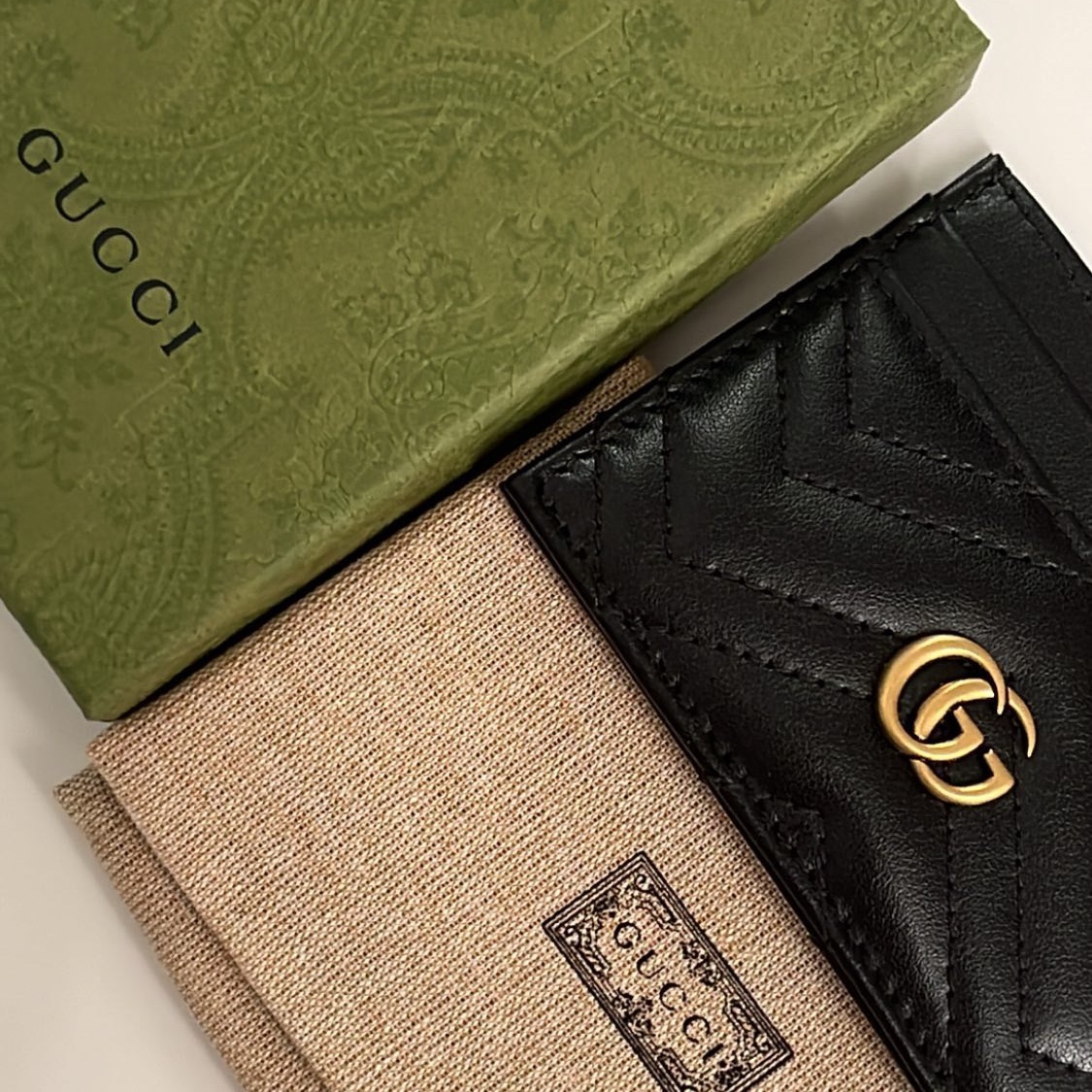 Gucci GG Marmont Card Case Black 착용 스타일