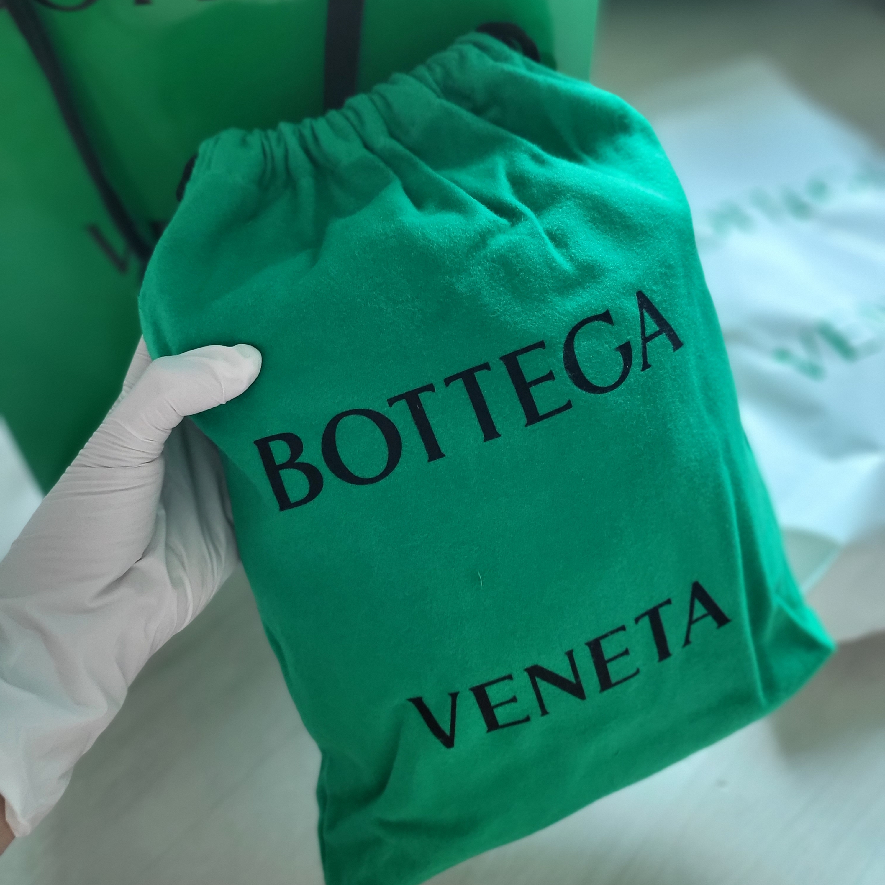 Bottega Veneta Mini Leather Jodie Almond 착용 스타일 - 3