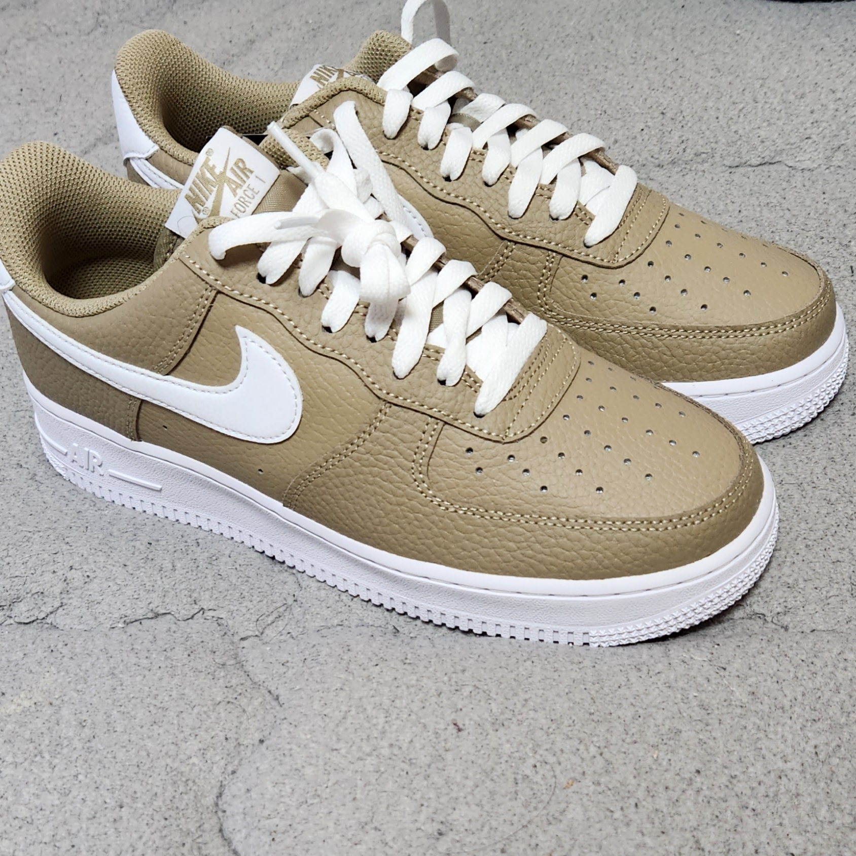 Nike Air Force 1 '07 Khaki White 착용 스타일