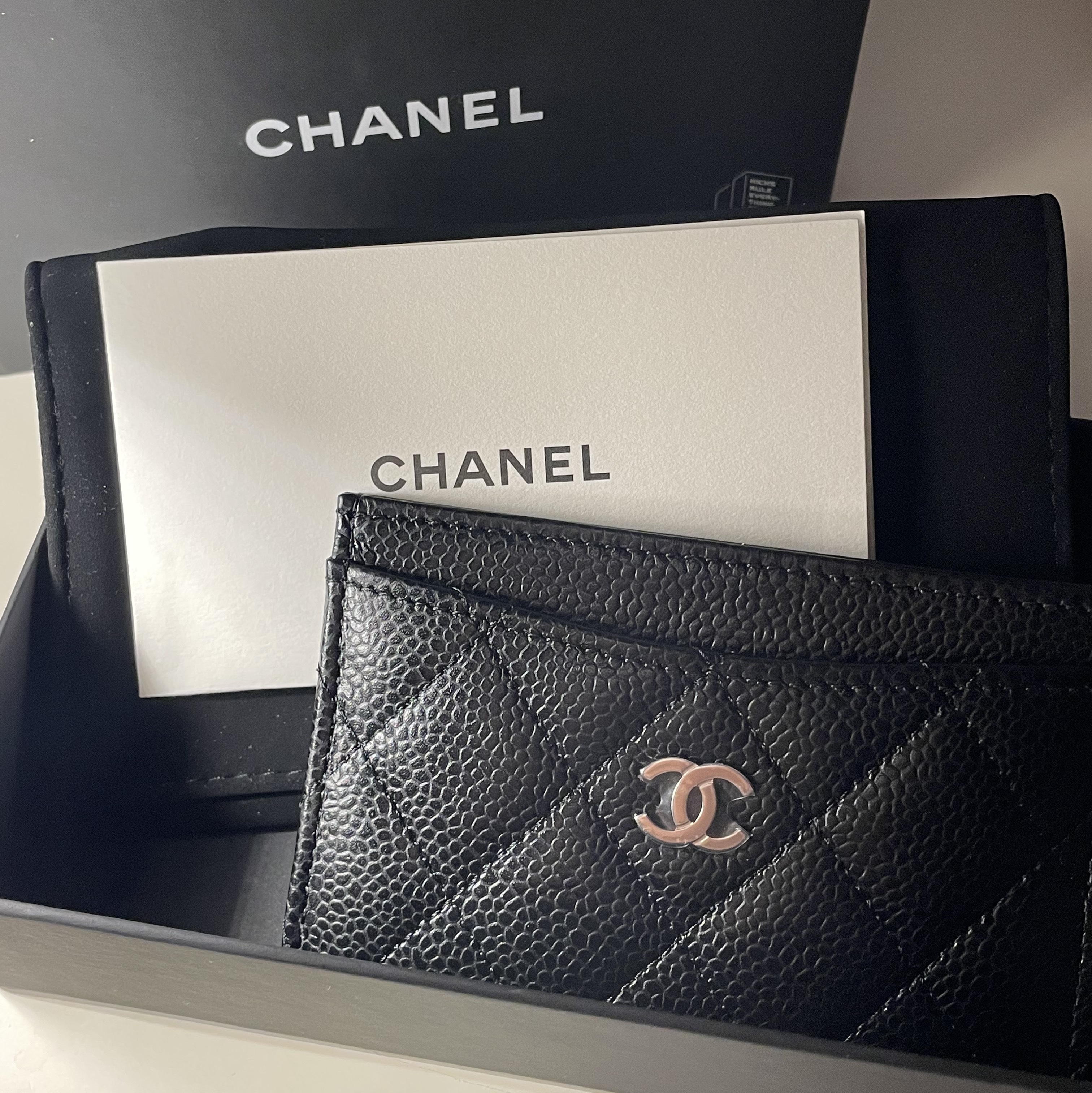 Chanel Classic Card Holder Grained Calfskin & Silver Black 착용 스타일