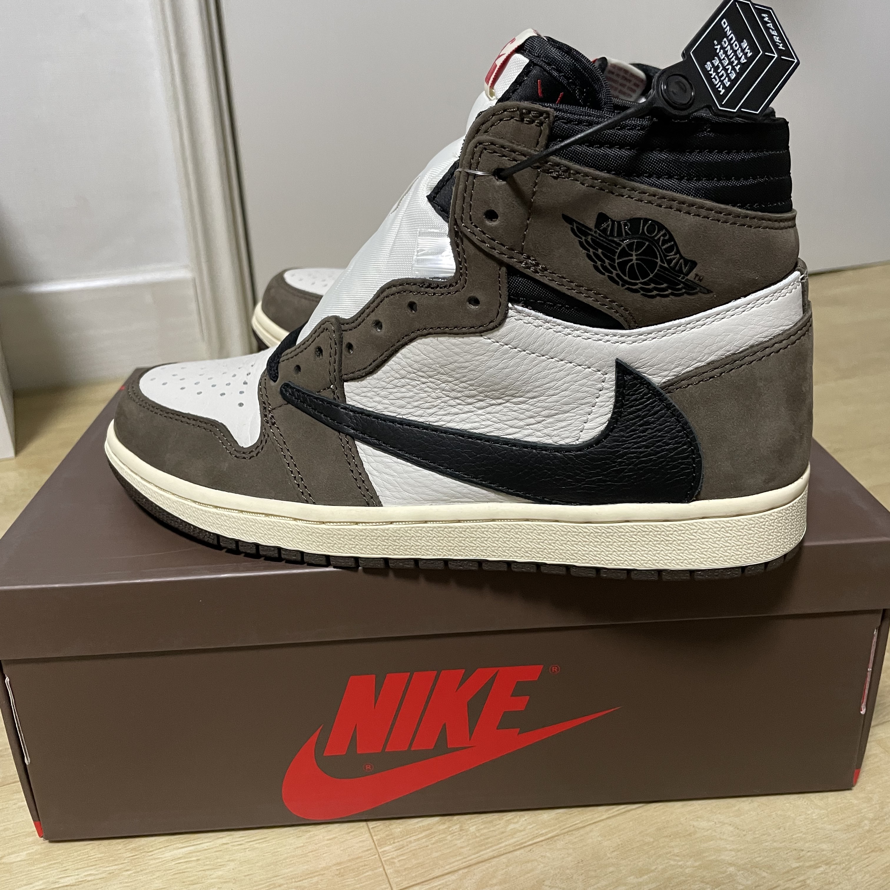 Jordan 1 x Travis Scott Retro High OG SP Mocha 착용 스타일 - 3