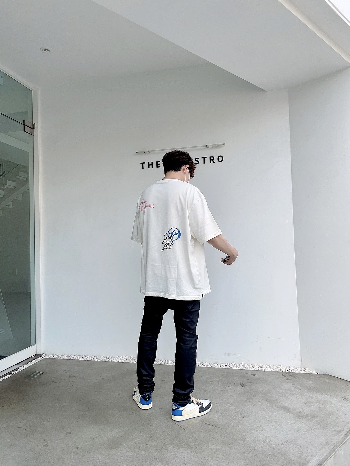 Jordan 1 x Travis Scott x Fragment Retro Low OG SP Military Blue, Jordan x Travis Scott x Fragment T-Shirt Sail (DJ0619-133) 착용 스타일 - 3