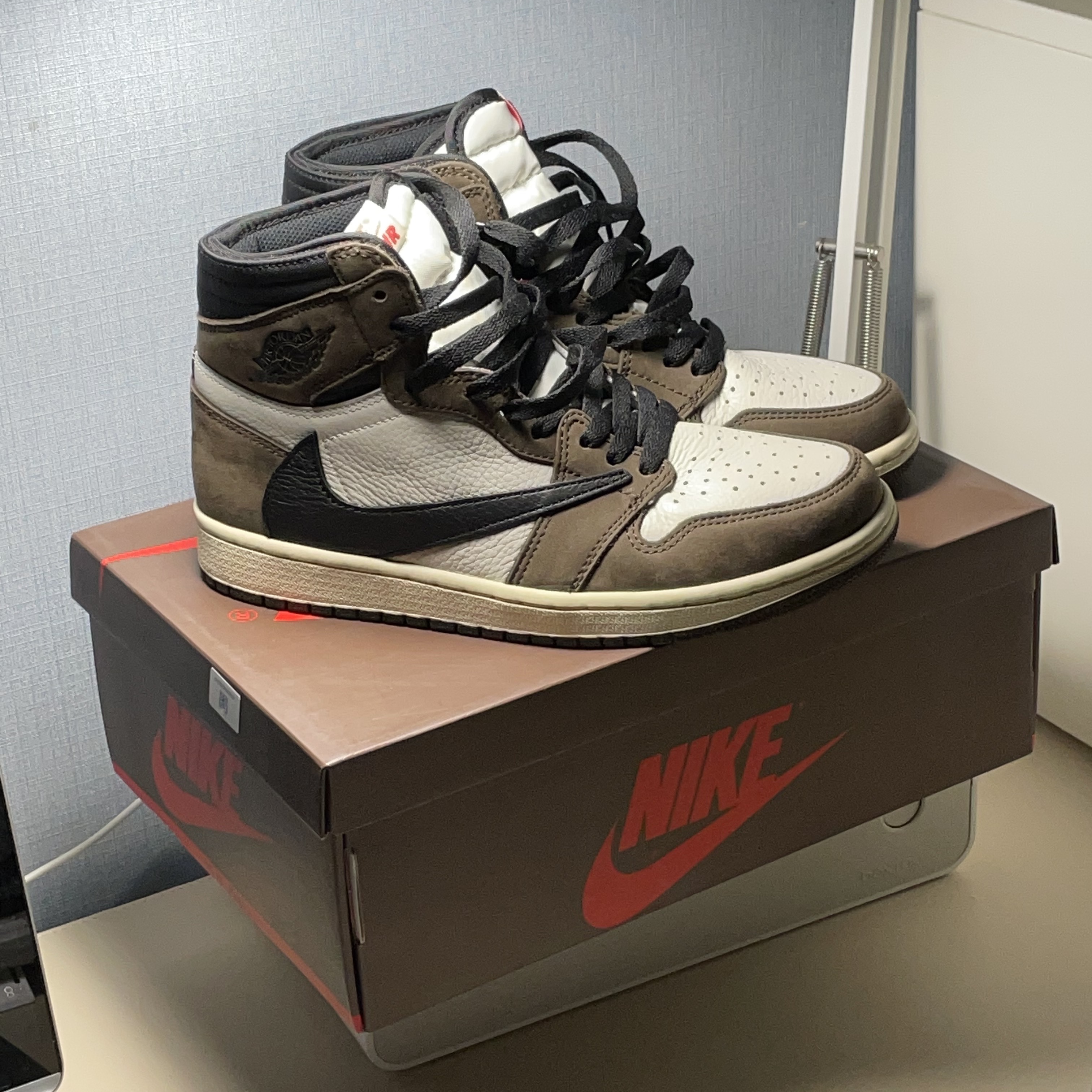 Jordan 1 x Travis Scott Retro High OG SP Mocha 착용 스타일
