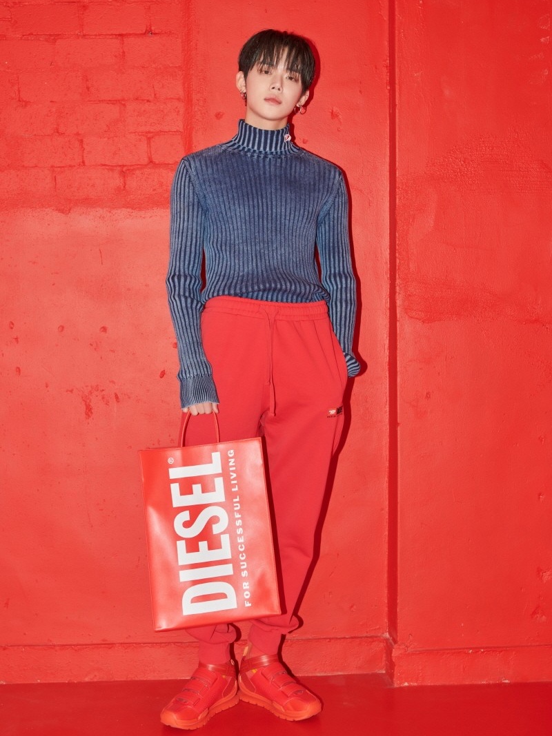Diesel DSL Large Logo Shopper Bag in Matte Leather Red 착용 스타일 - 1