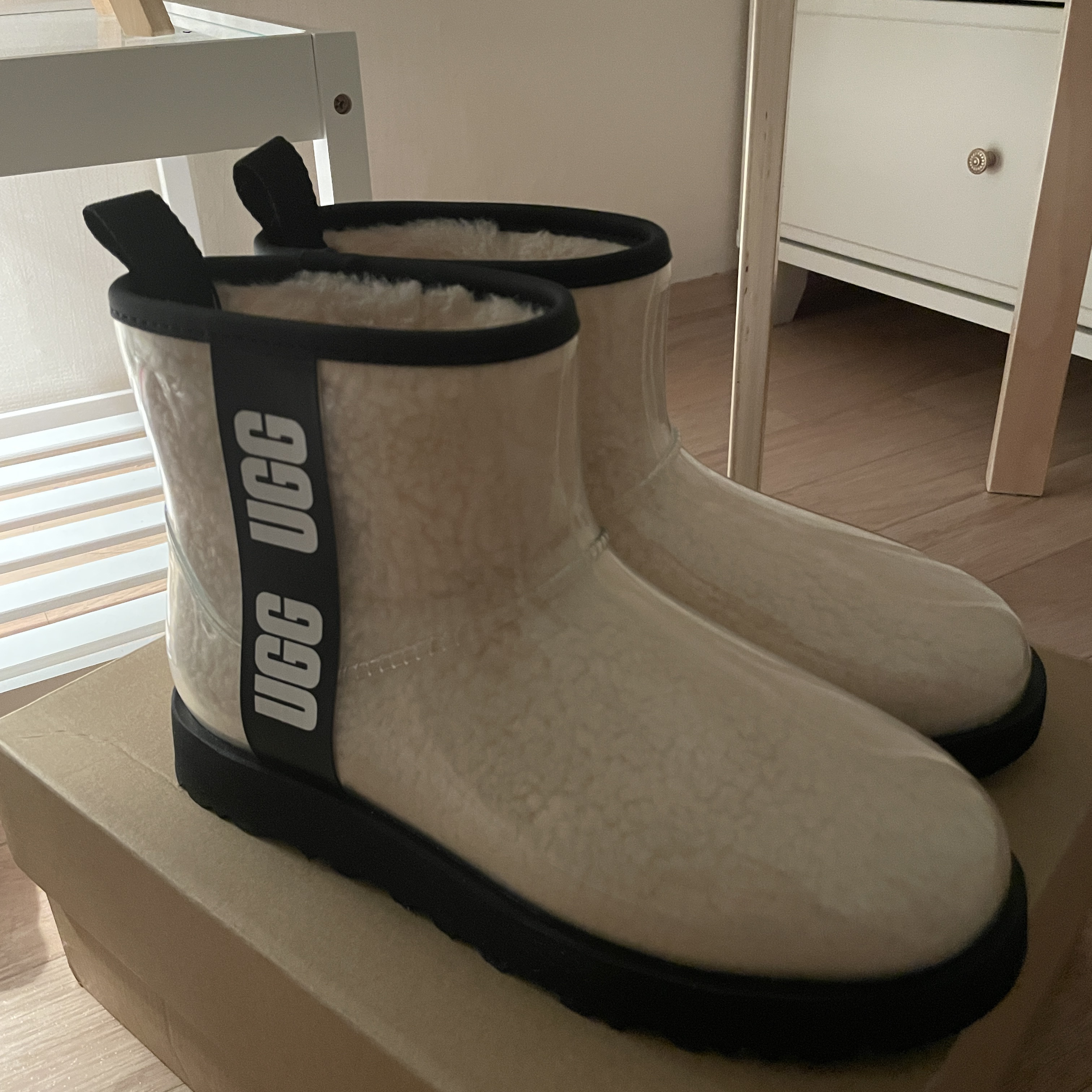 (W) UGG Classic Clear Mini Boots Natural Black 착용 스타일 - 1