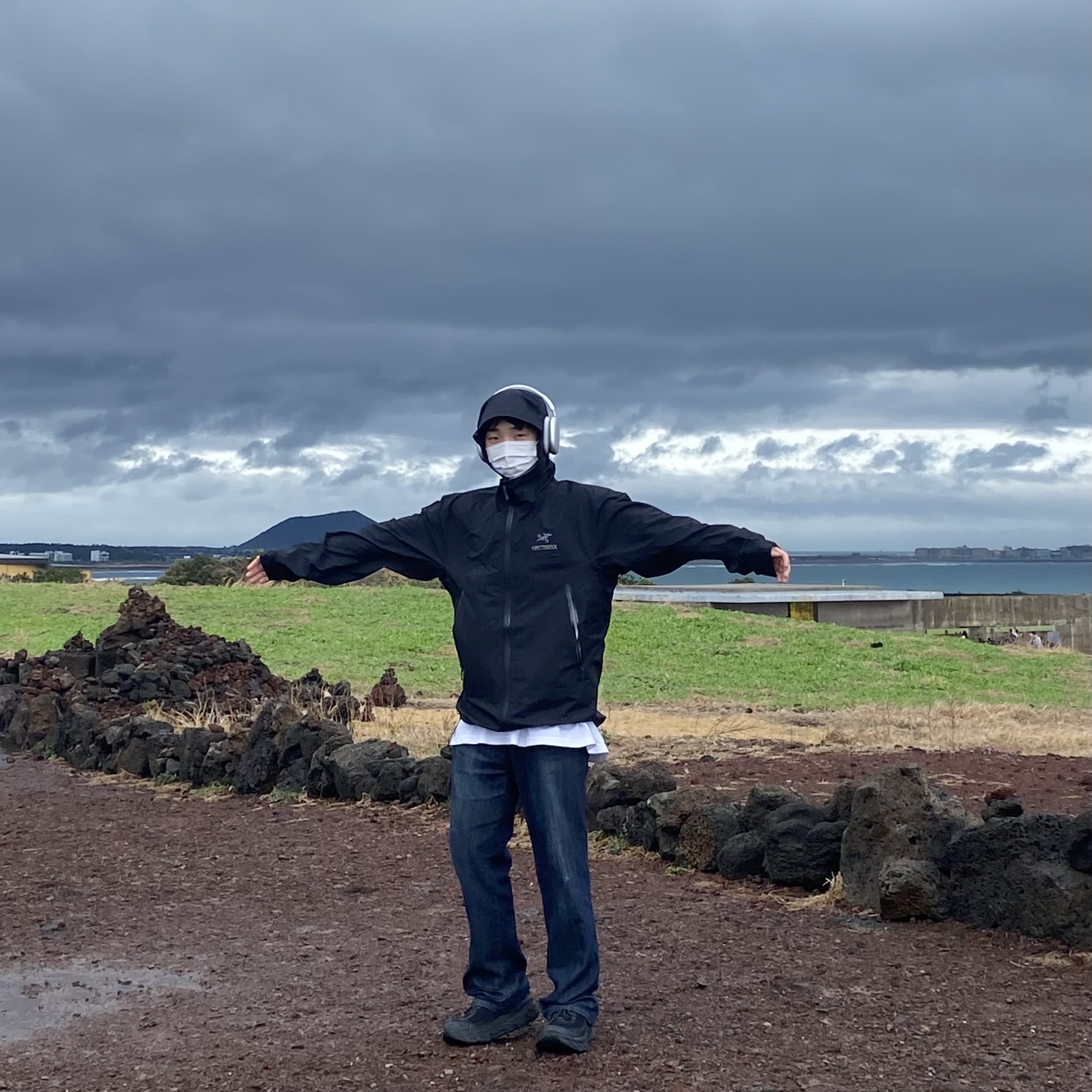 Arc'teryx Beta Jacket Black, Apple AirPods Max Lightning Silver (Korean Ver.) 착용 스타일 - 2