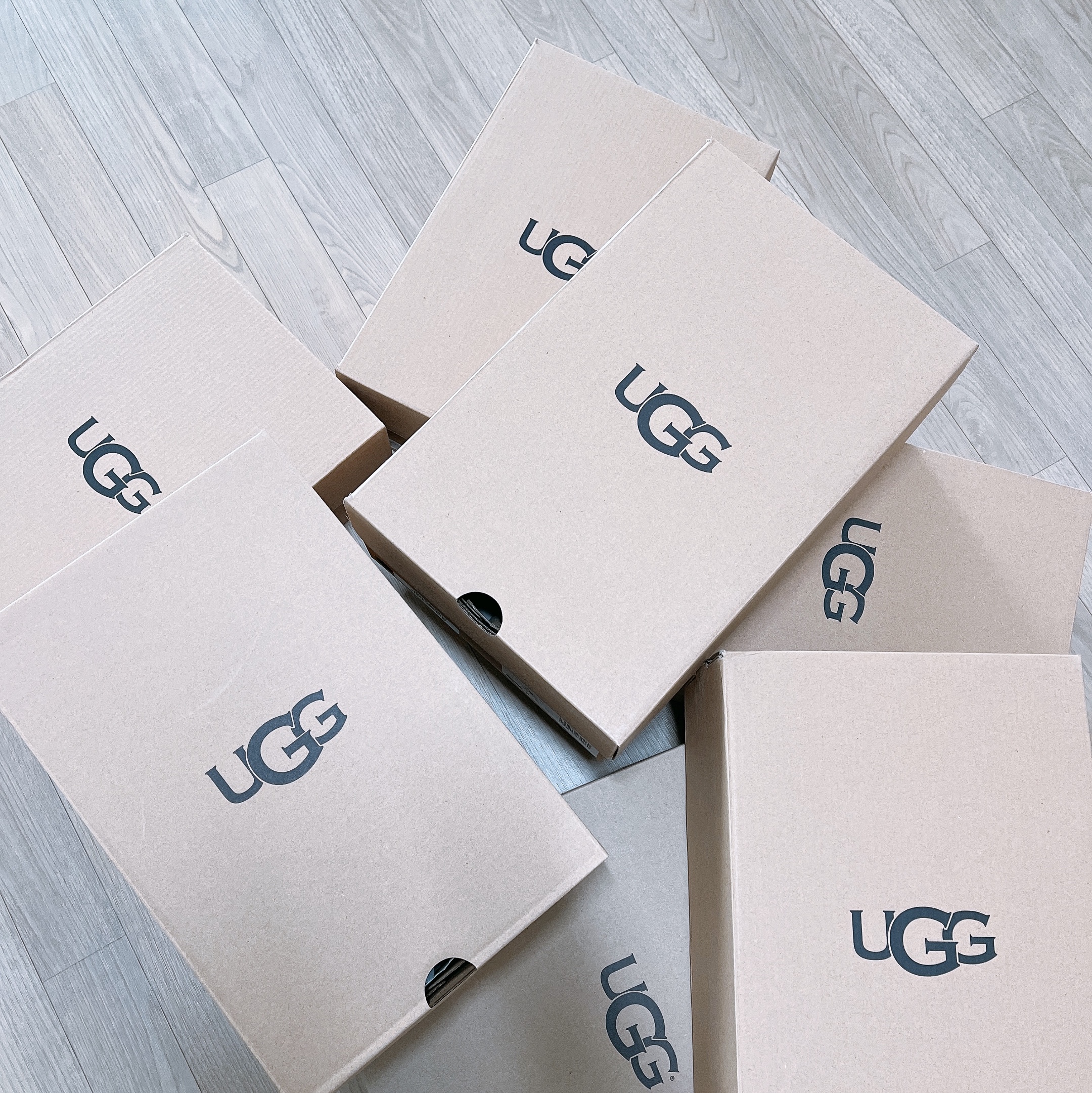 (W) UGG Coquette Slipper Grey, (W) UGG Coquette Slipper Black 착용 스타일