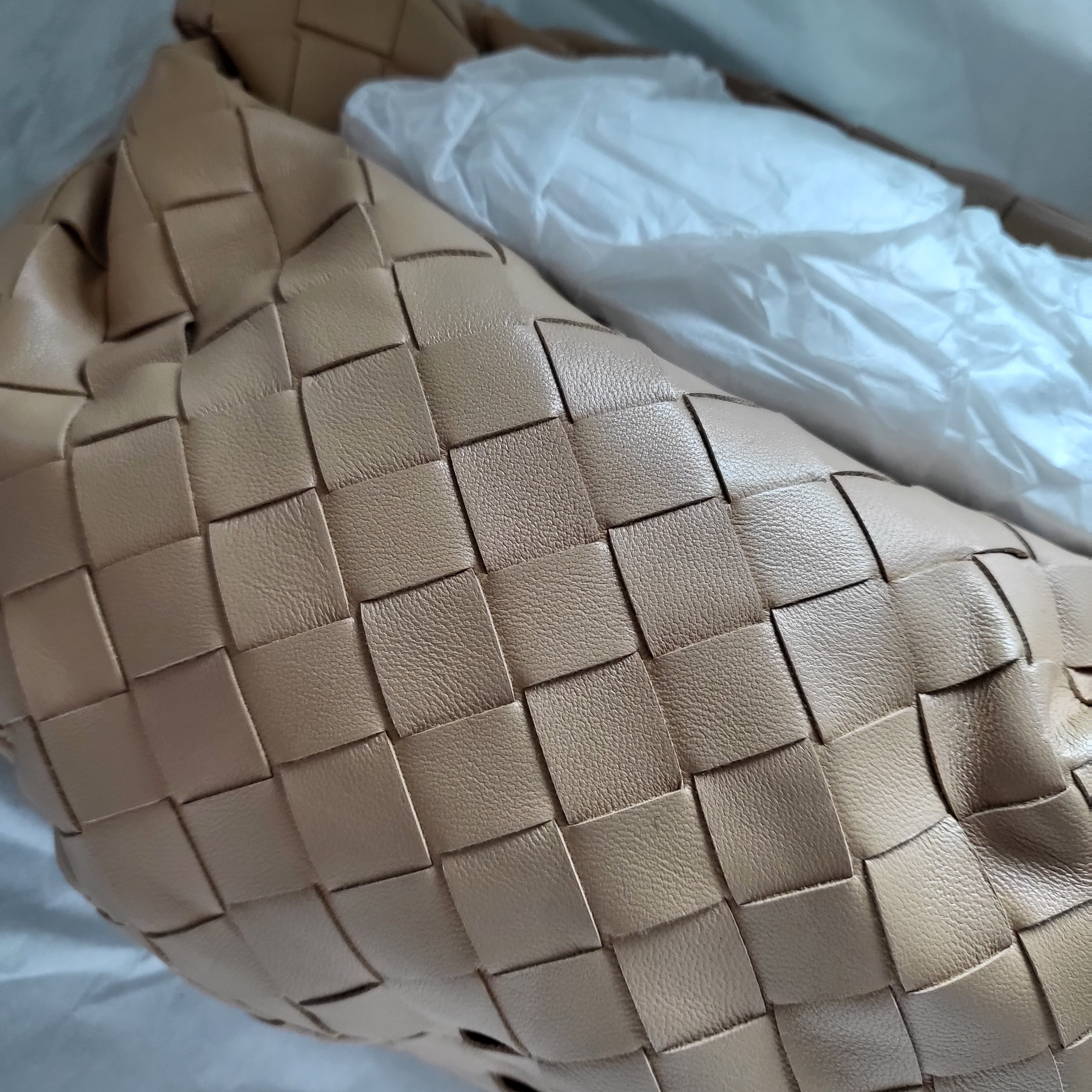 Bottega Veneta Mini Leather Jodie Almond 착용 스타일 - 2