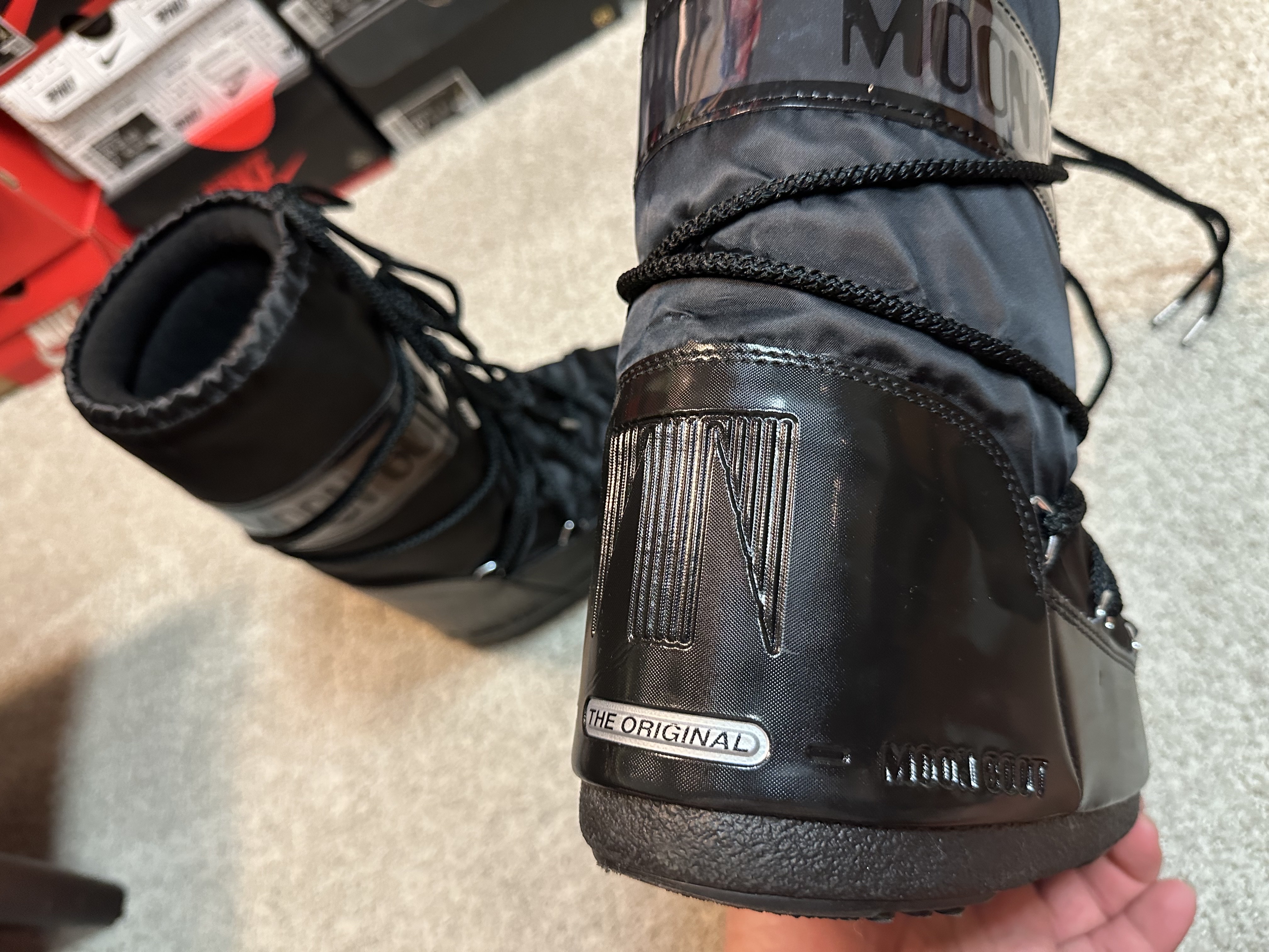 (W) Moon Boot Icon Glance Satin Boots Black 착용 스타일 - 5