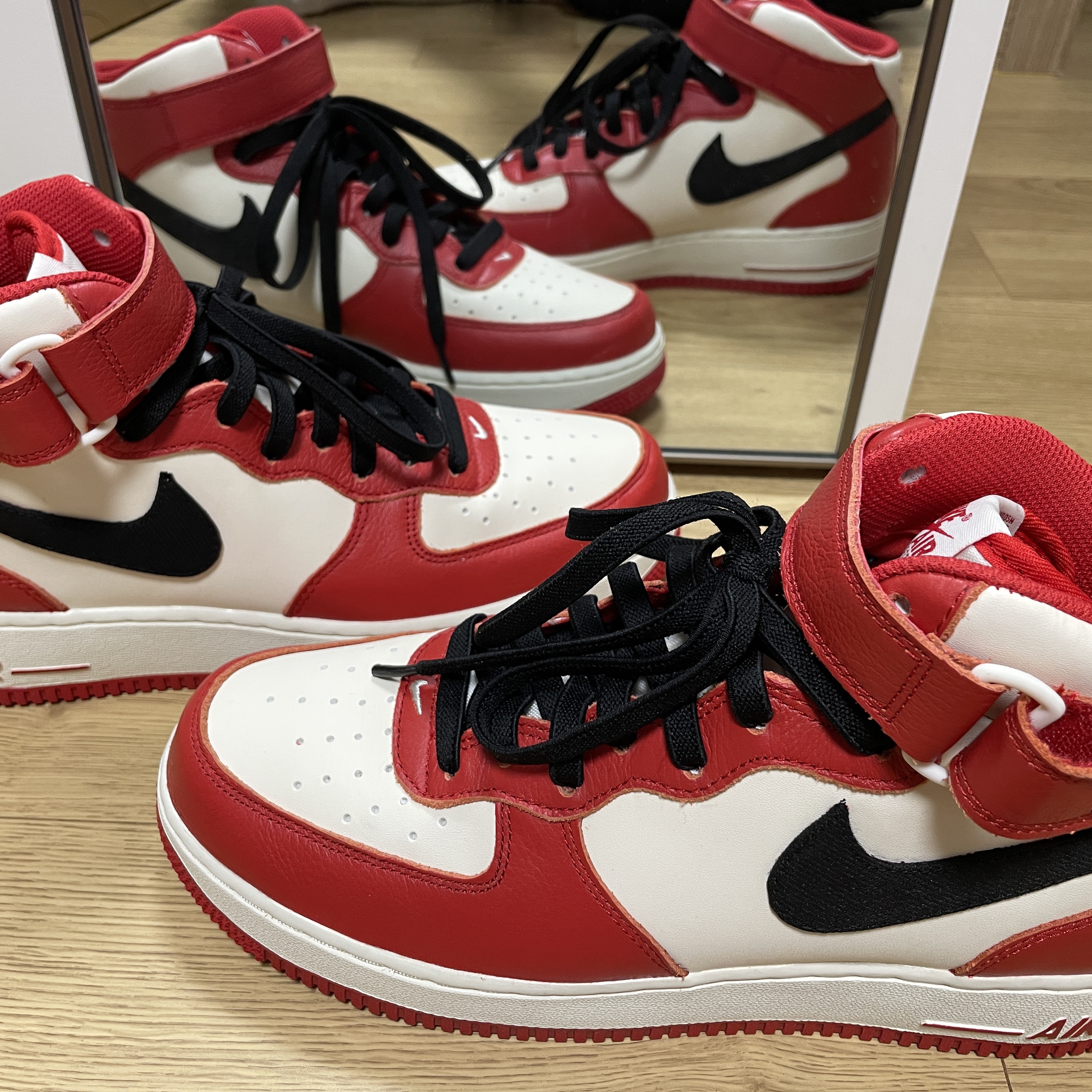 Nike Air Force 1 Mid '07 LX University Red and Pale Ivory, Jordan 1 Retro High OG Chicago 2022 착용 스타일 - 2