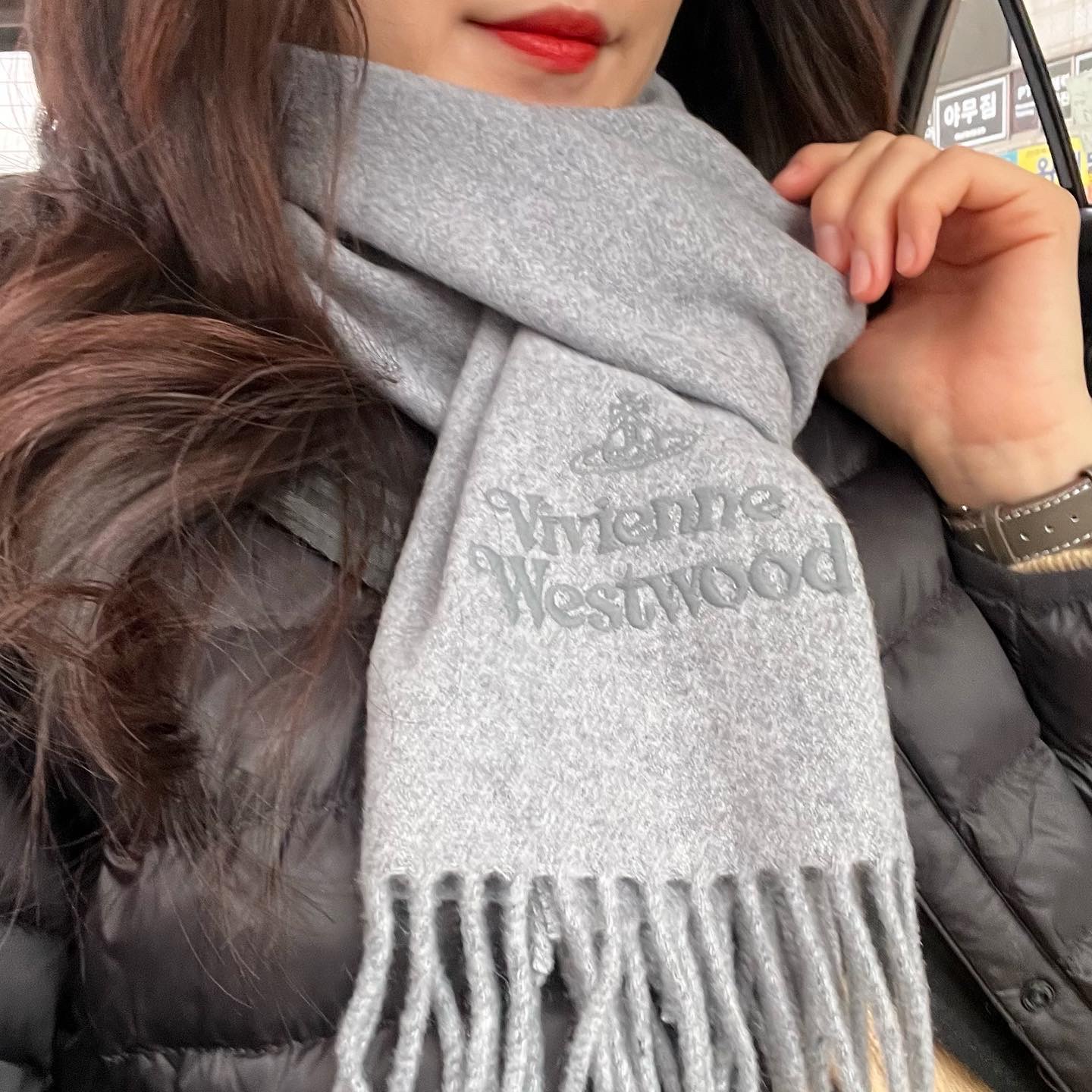 Vivienne Westwood  Embroidered Lambswool Muffler Grey, Vivienne Westwood Embroidered Lambswool Muffler Beige 착용 스타일