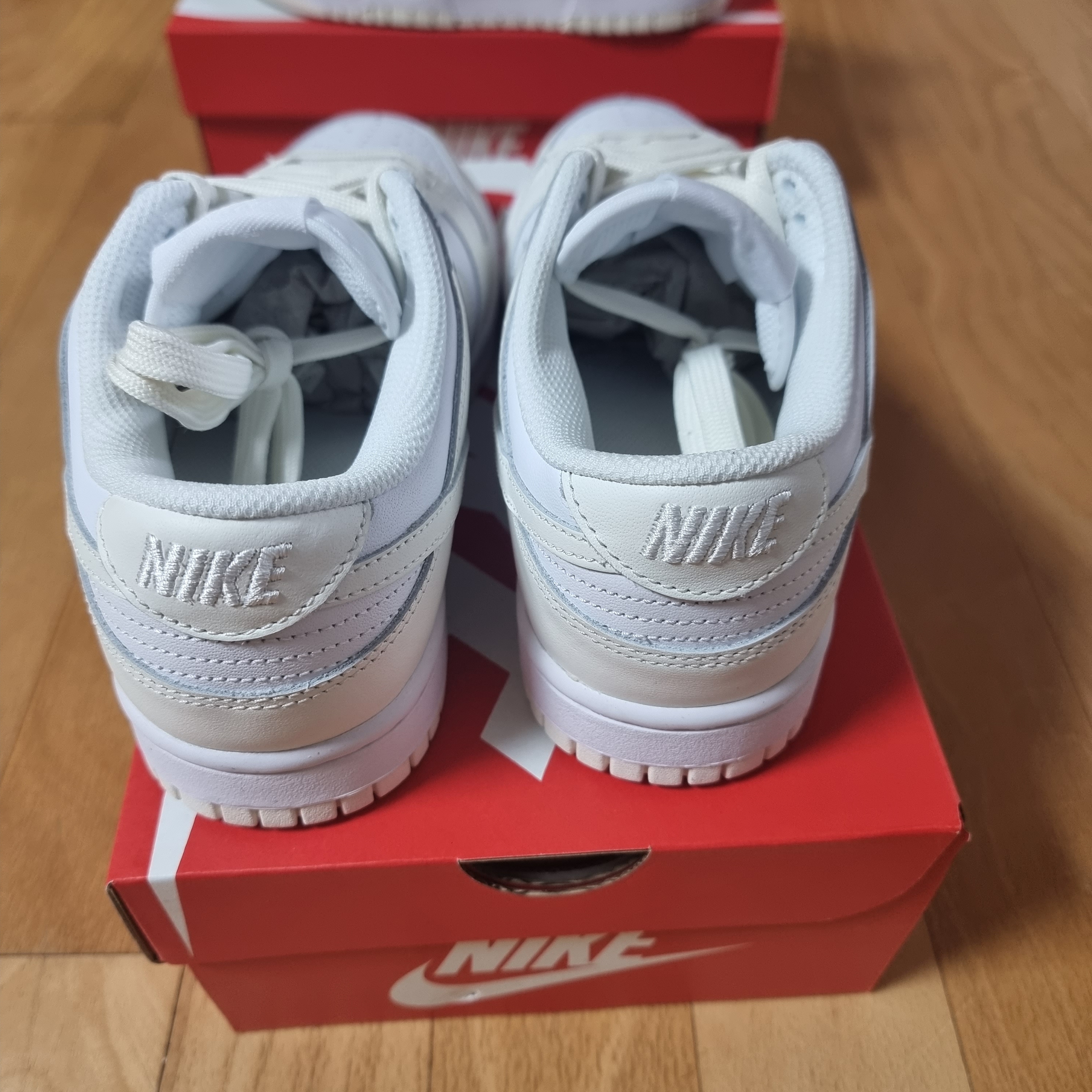 (W) Nike Dunk Low White and Sail 착용 스타일 - 3