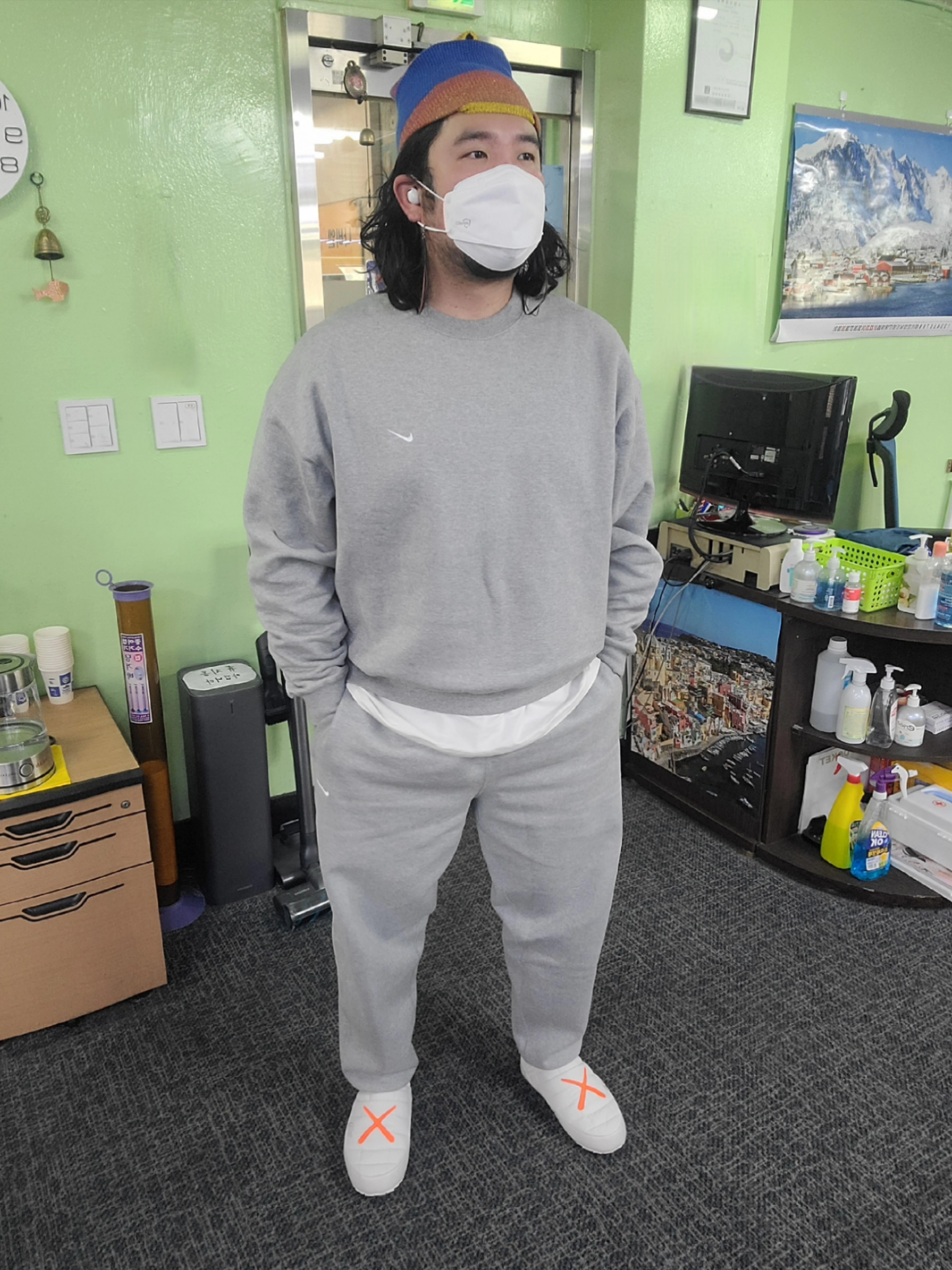 The North Face x Kaws Thermoball Traction Mule VS Moonlight Ivory Orange - 22FW, Nike NRG Solo Swoosh Crew Fleece Dark Grey Heather - US/EU 착용 스타일 - 4