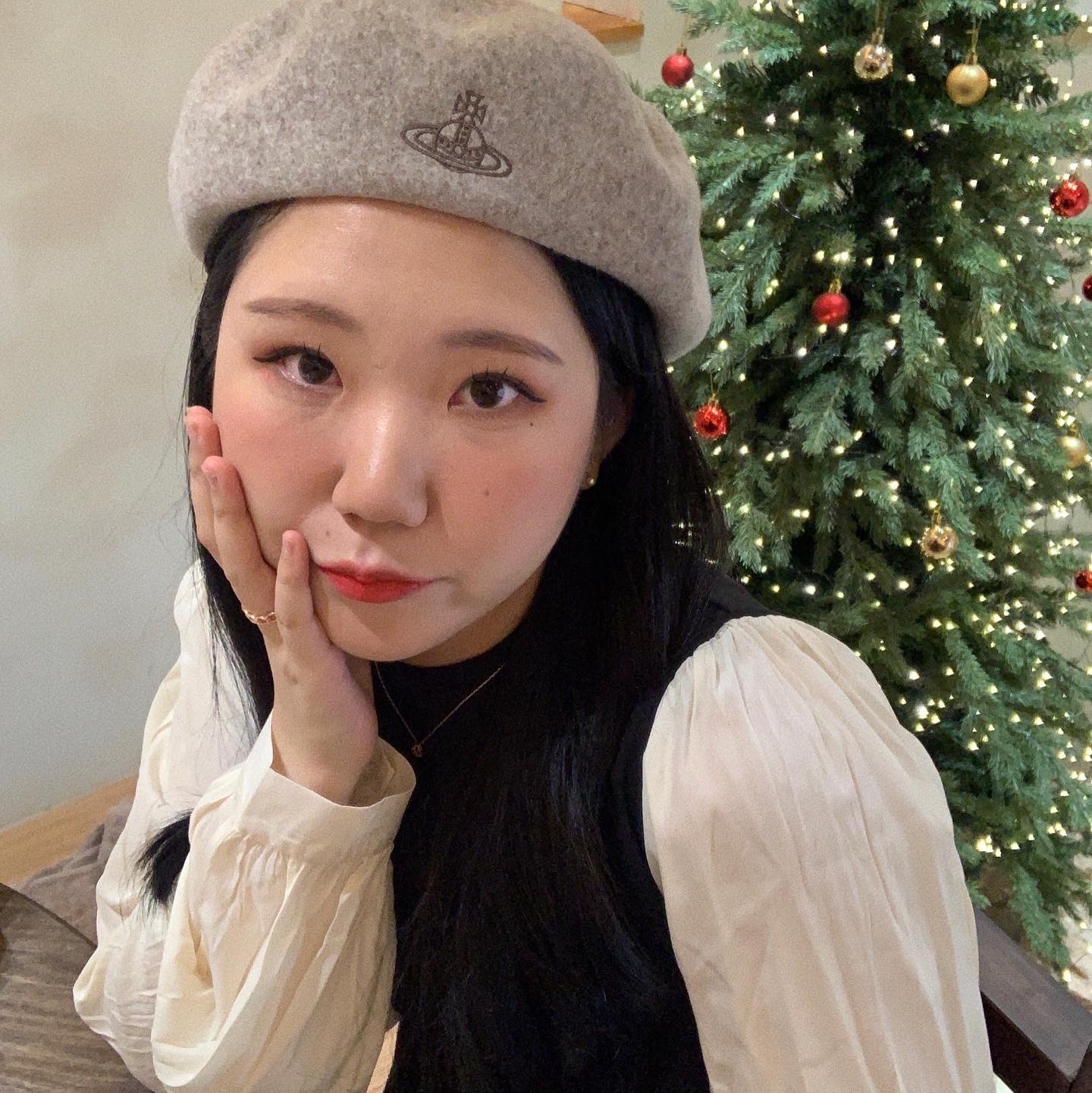(W) Vivienne Westwood Line Orb Embroidery Basque Beret Mocha Brown, (W) Vivienne Westwood Line Orb Embroidery Basque Beret Khaki 착용 스타일