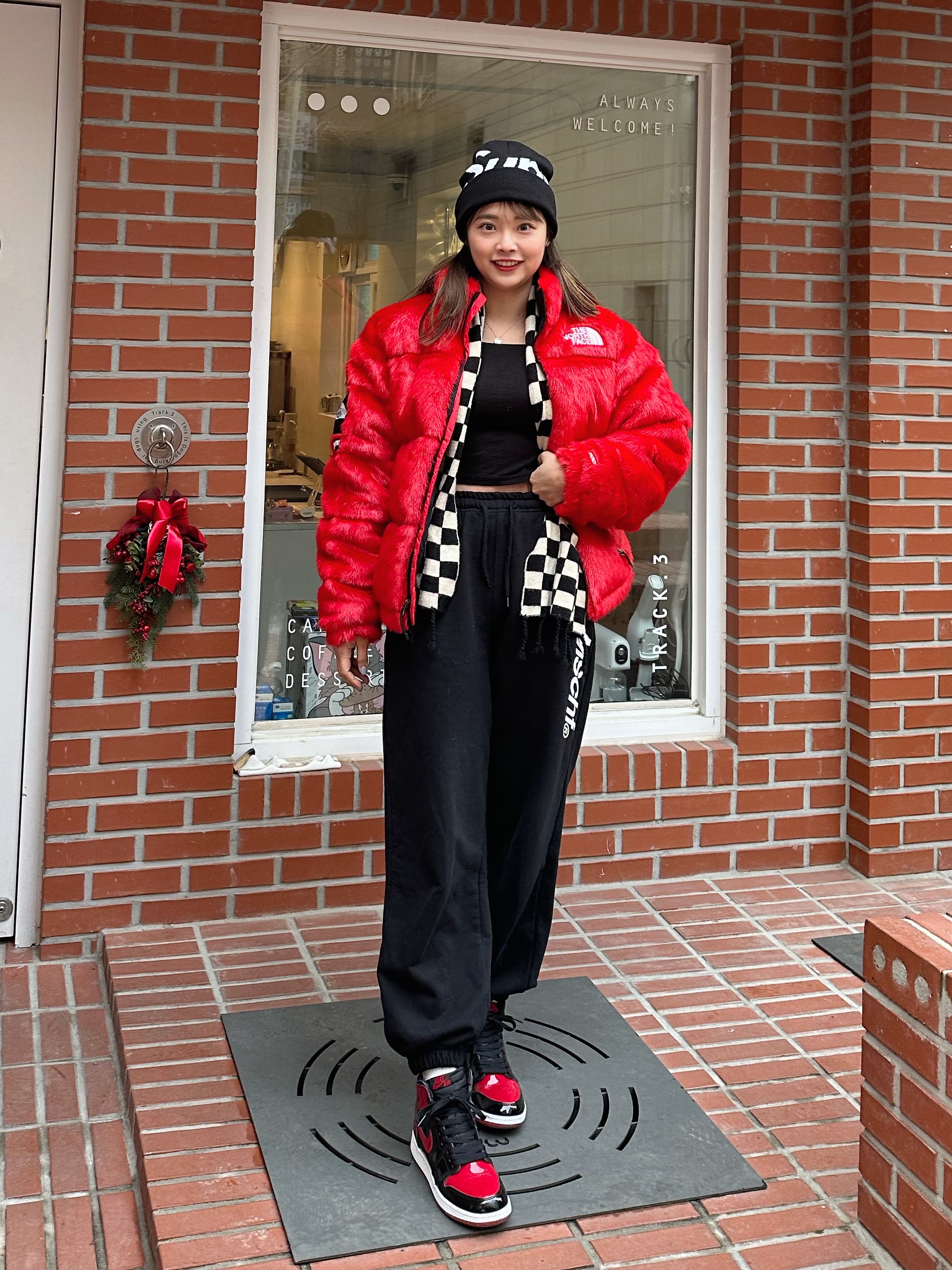 Supreme x The North Face Faux Fur Nuptse Jacket Red - 20FW, Jordan 1 Retro High OG Patent Bred 착용 스타일 - 5