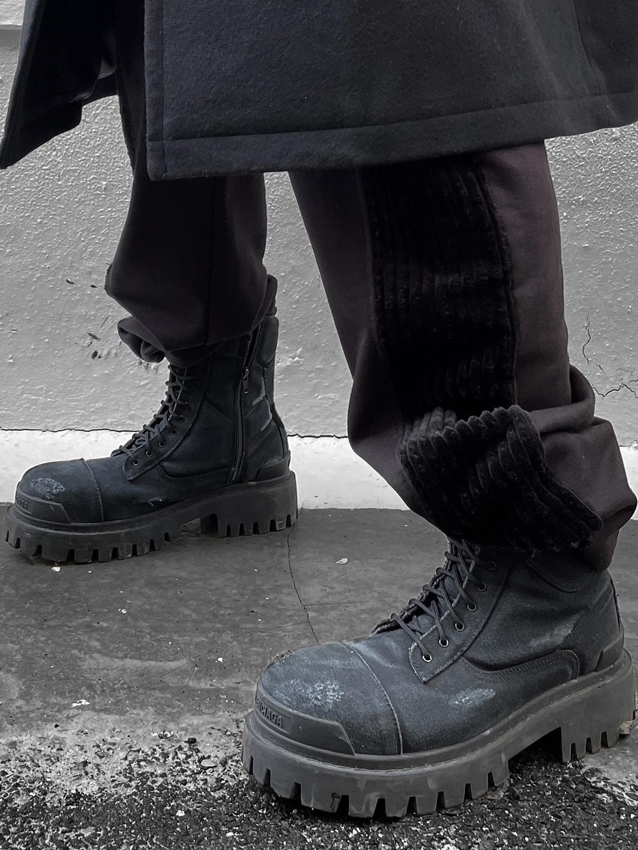 (W) Balenciaga Strike Boots Black 착용 스타일 - 5
