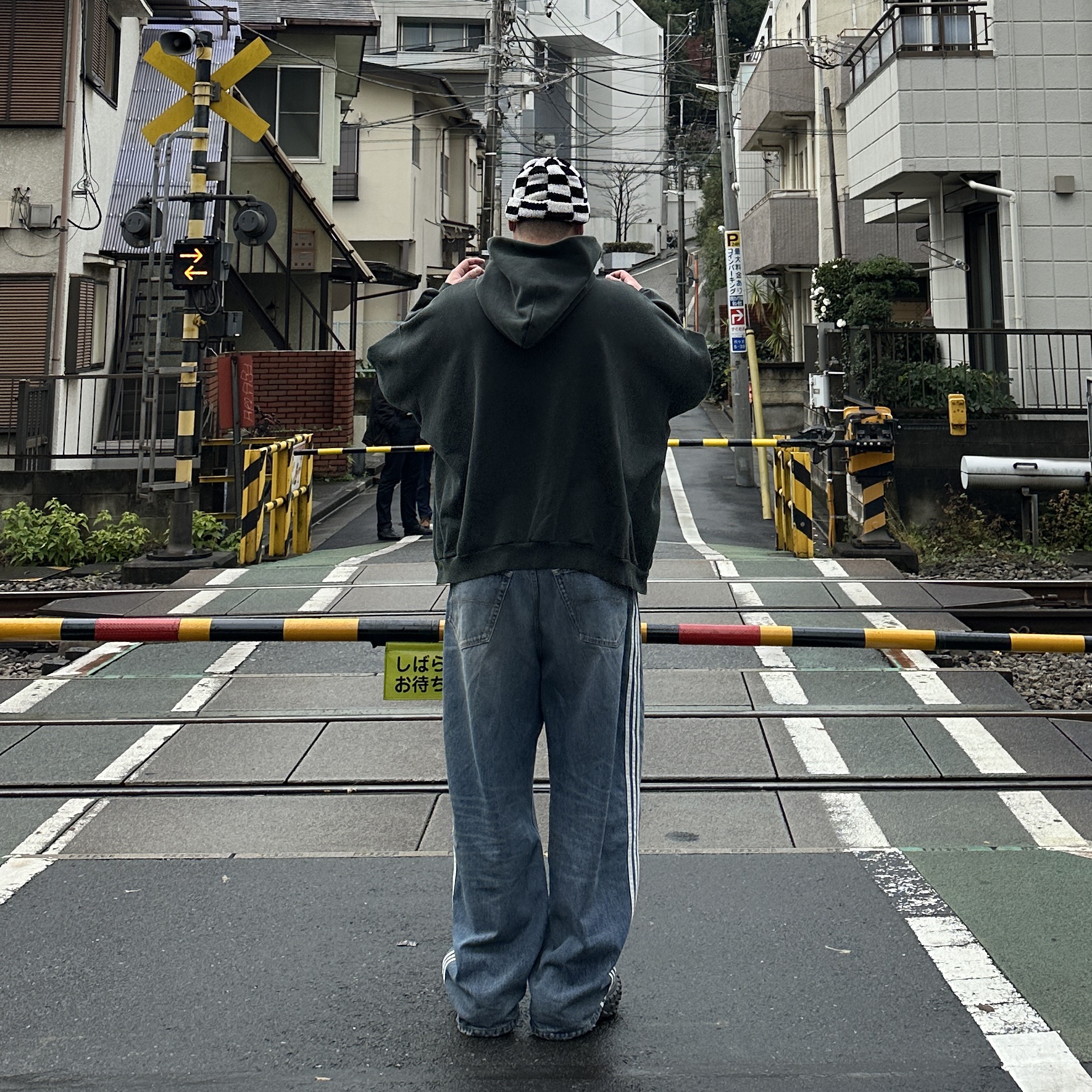 Balenciaga x Adidas Large Baggy Trousers Blue, Balenciaga x Adidas Heavyweight Fleece Oversized Hoodie Green 착용 스타일 - 3