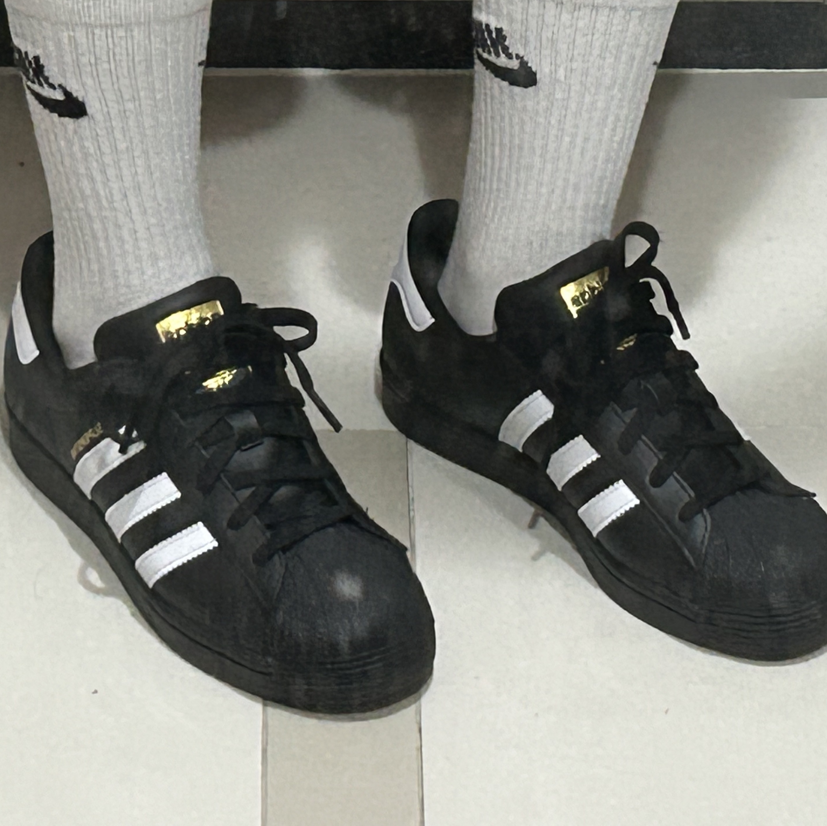 Adidas Superstar Core Black White 착용 스타일