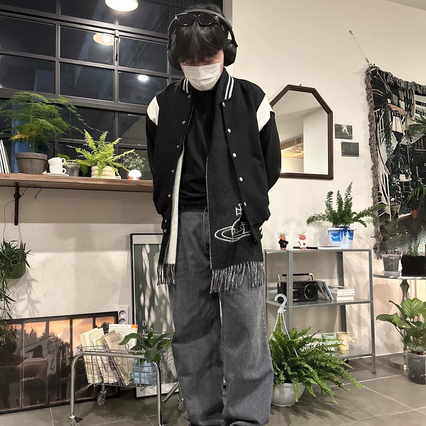 Vivienne Westwood Two Side Single Orb Muffler Navy Blue, Vivienne Westwood Two Side Single Orb Muffler Camel 착용 스타일