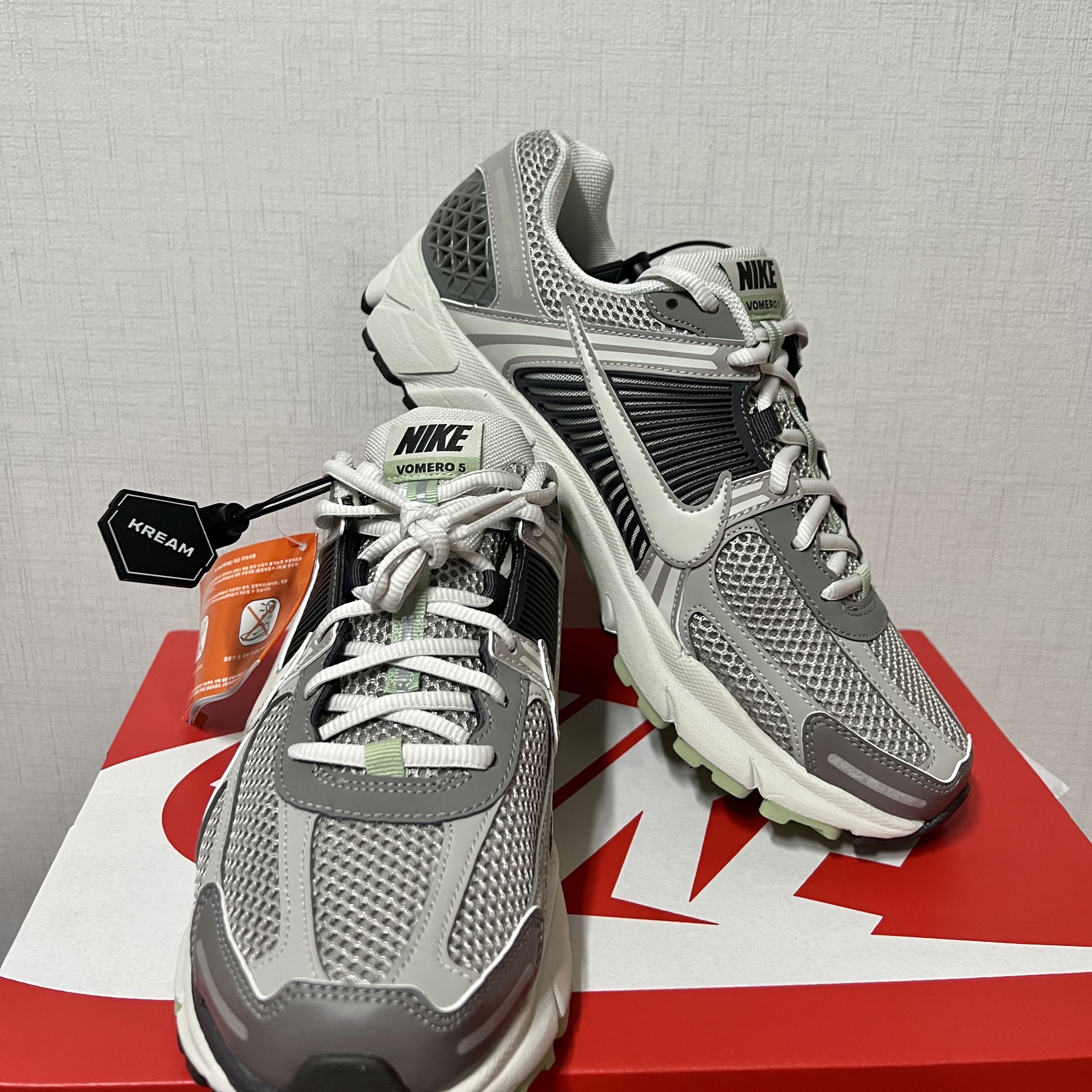 (W) Nike Zoom Vomero 5 Cobblestone and Flat Pewter 착용 스타일