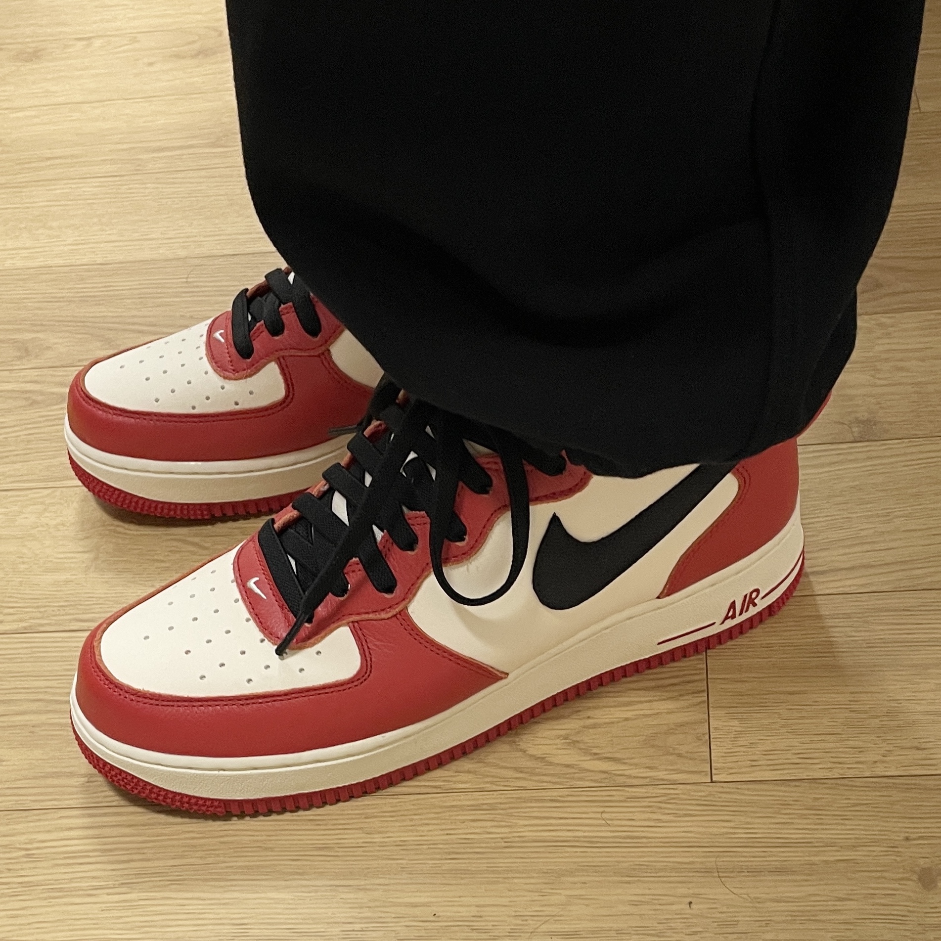 Nike Air Force 1 Mid '07 LX University Red and Pale Ivory, Jordan 1 Retro High OG Chicago 2022 착용 스타일 - 4