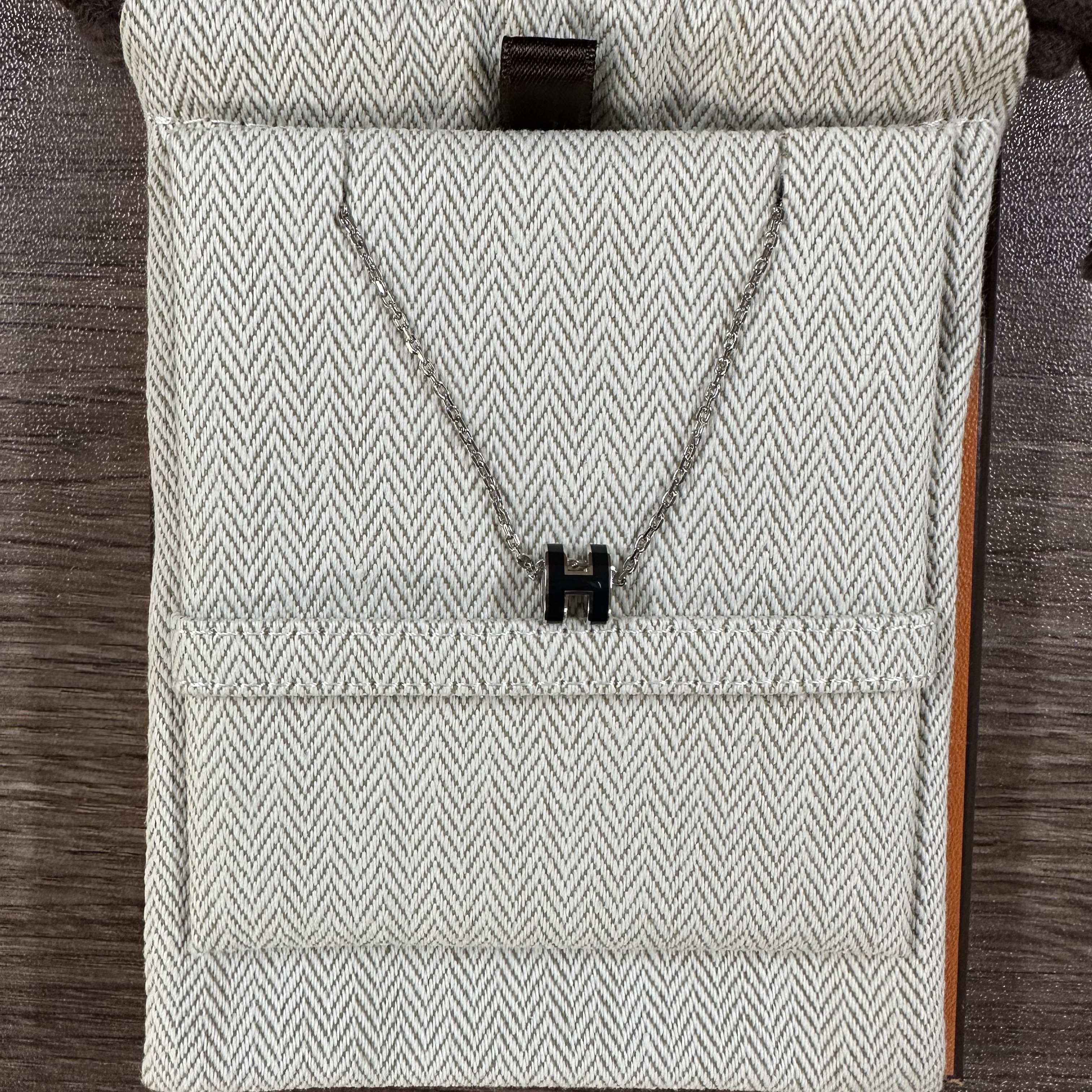 (W) Hermes Mini Pop H Pendant Palladium & Noir 착용 스타일 - 1