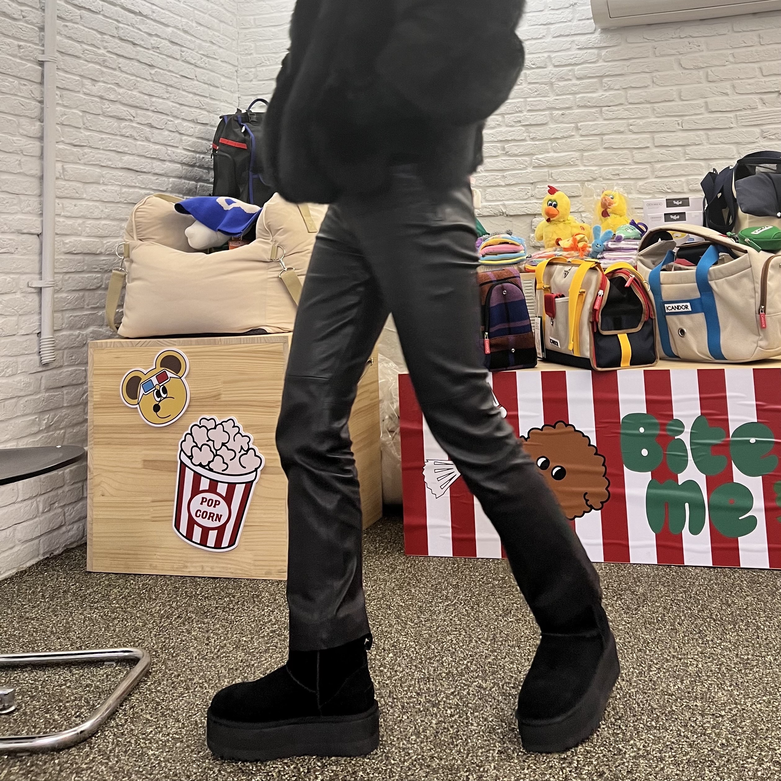 (W) UGG Classic Mini Platform Boots Black 착용 스타일 - 2