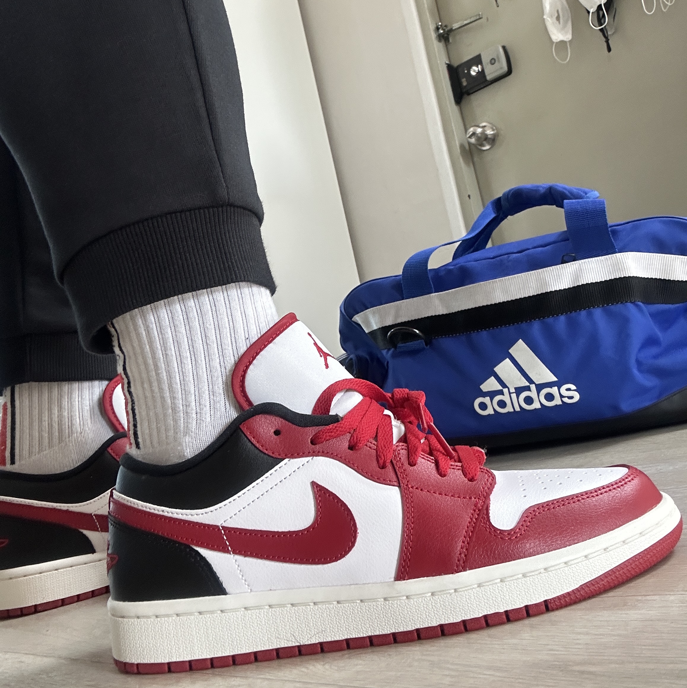 (W) Jordan 1 Low White Gym Red 착용 스타일