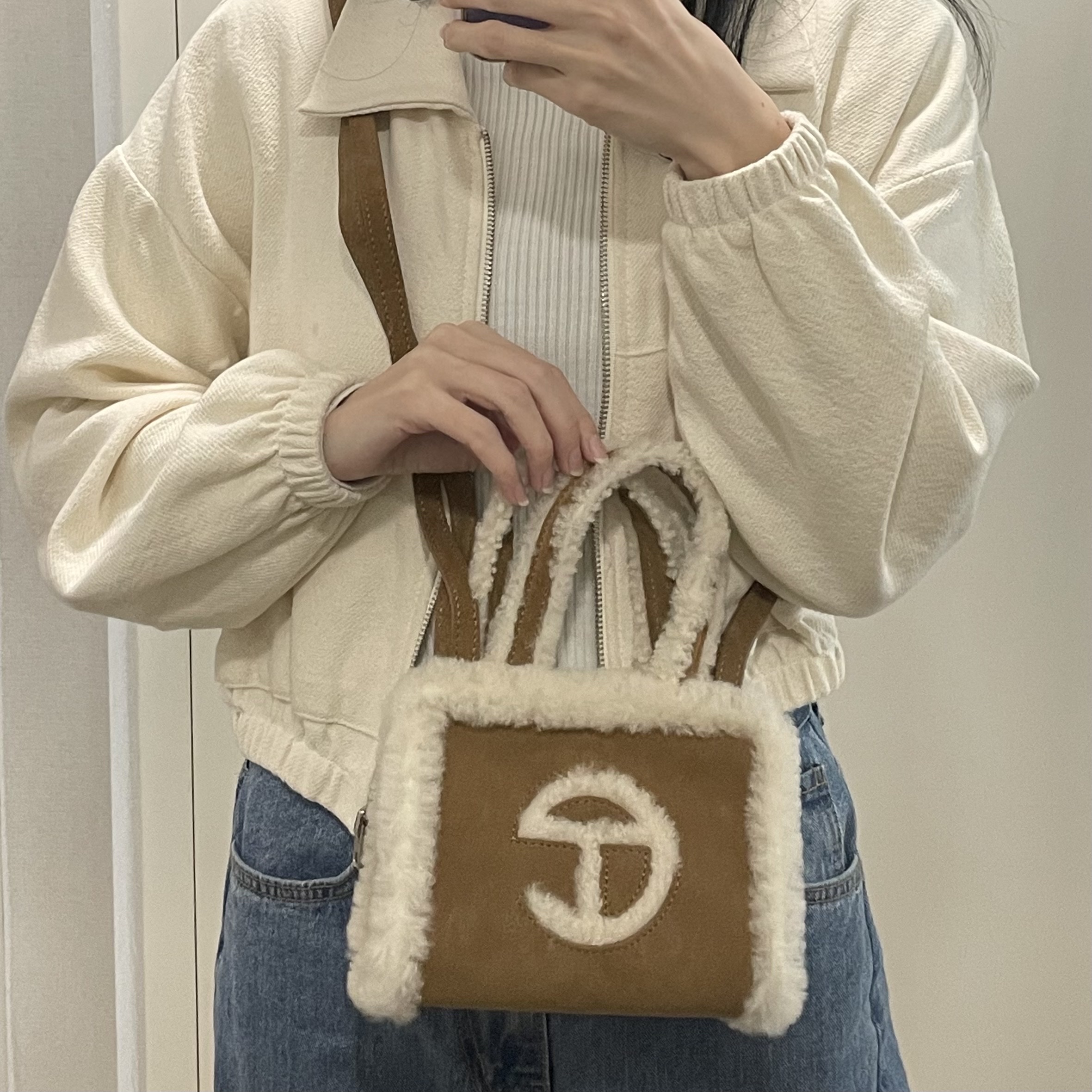 Telfar x UGG Small Shopping Bag Chestnut 착용 스타일 - 1