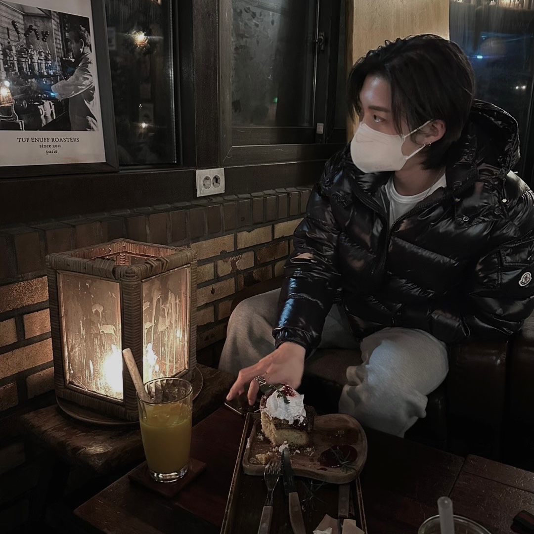Moncler Maya Short Down Jacket Black - 22FW 착용 스타일