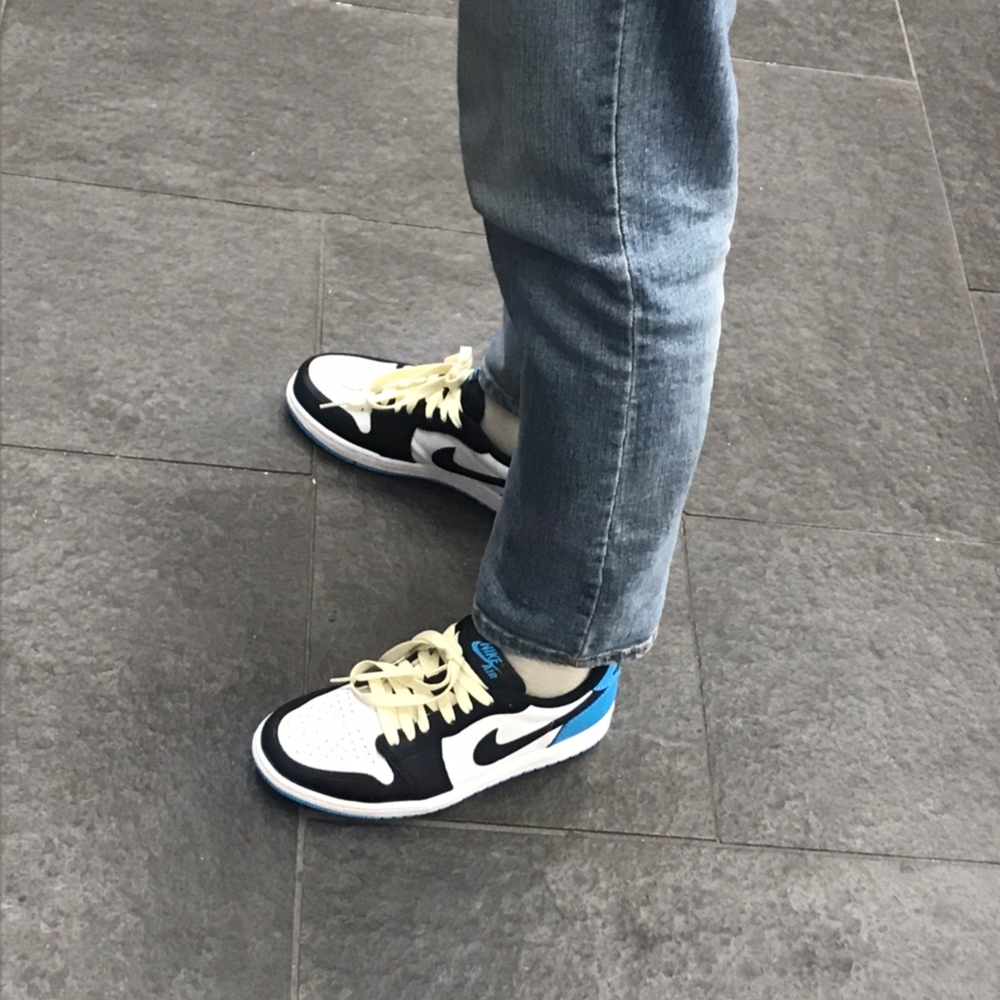 Jordan 1 Retro Low OG Black and Dark Powder Blue 착용 스타일 - 1