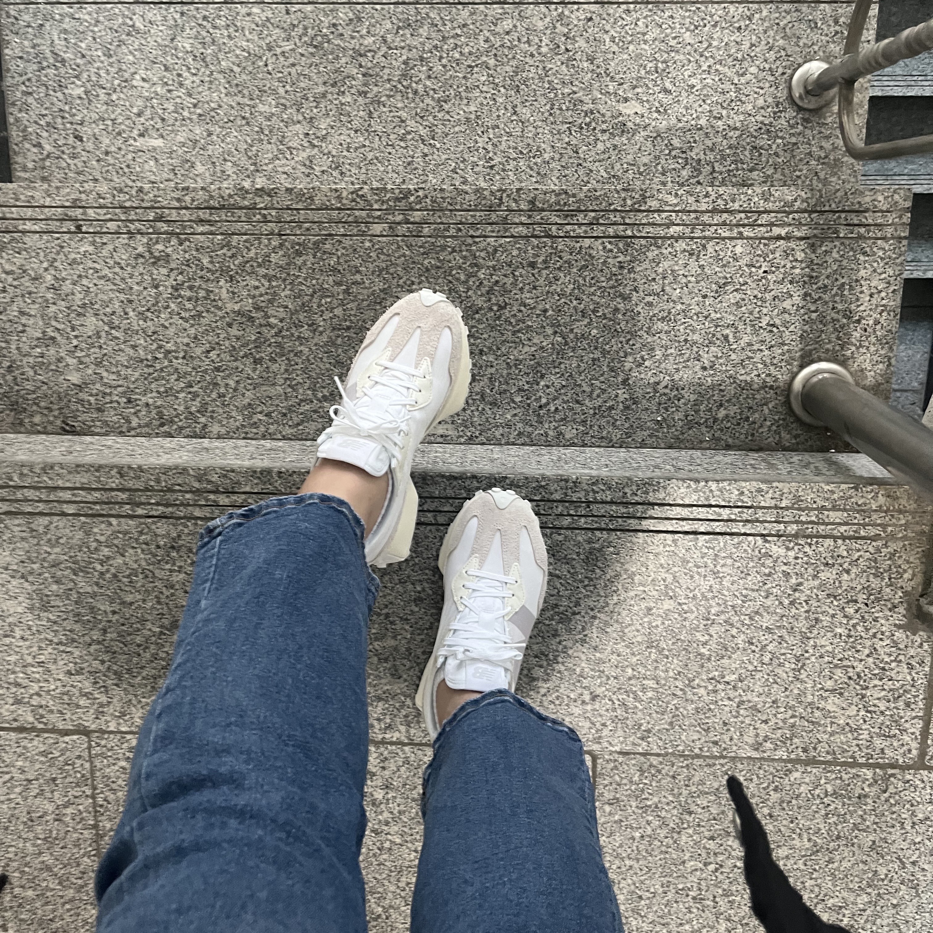 (W) New Balance 327 White Moonbeam 착용 스타일