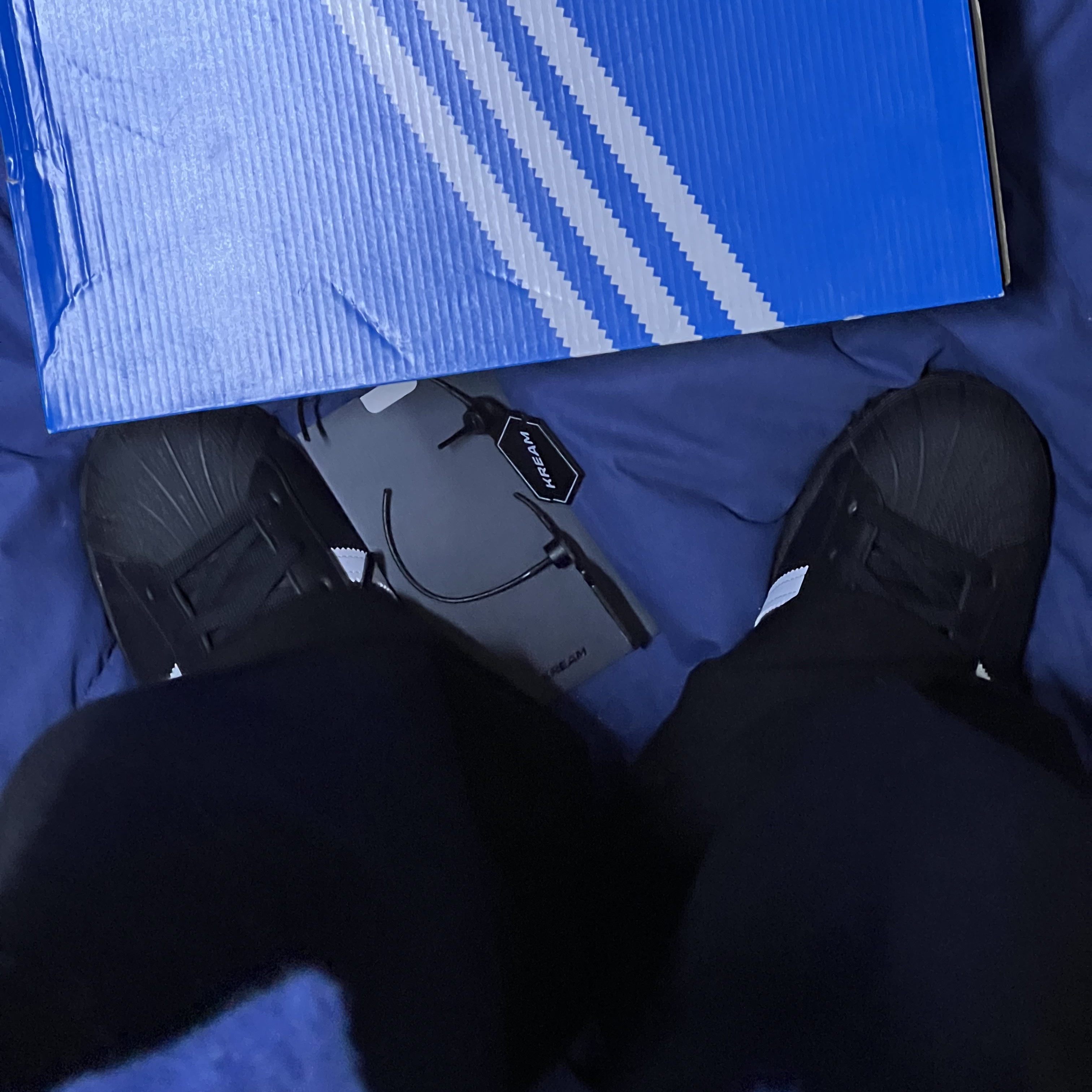 Adidas Superstar Core Black White 착용 스타일 - 2